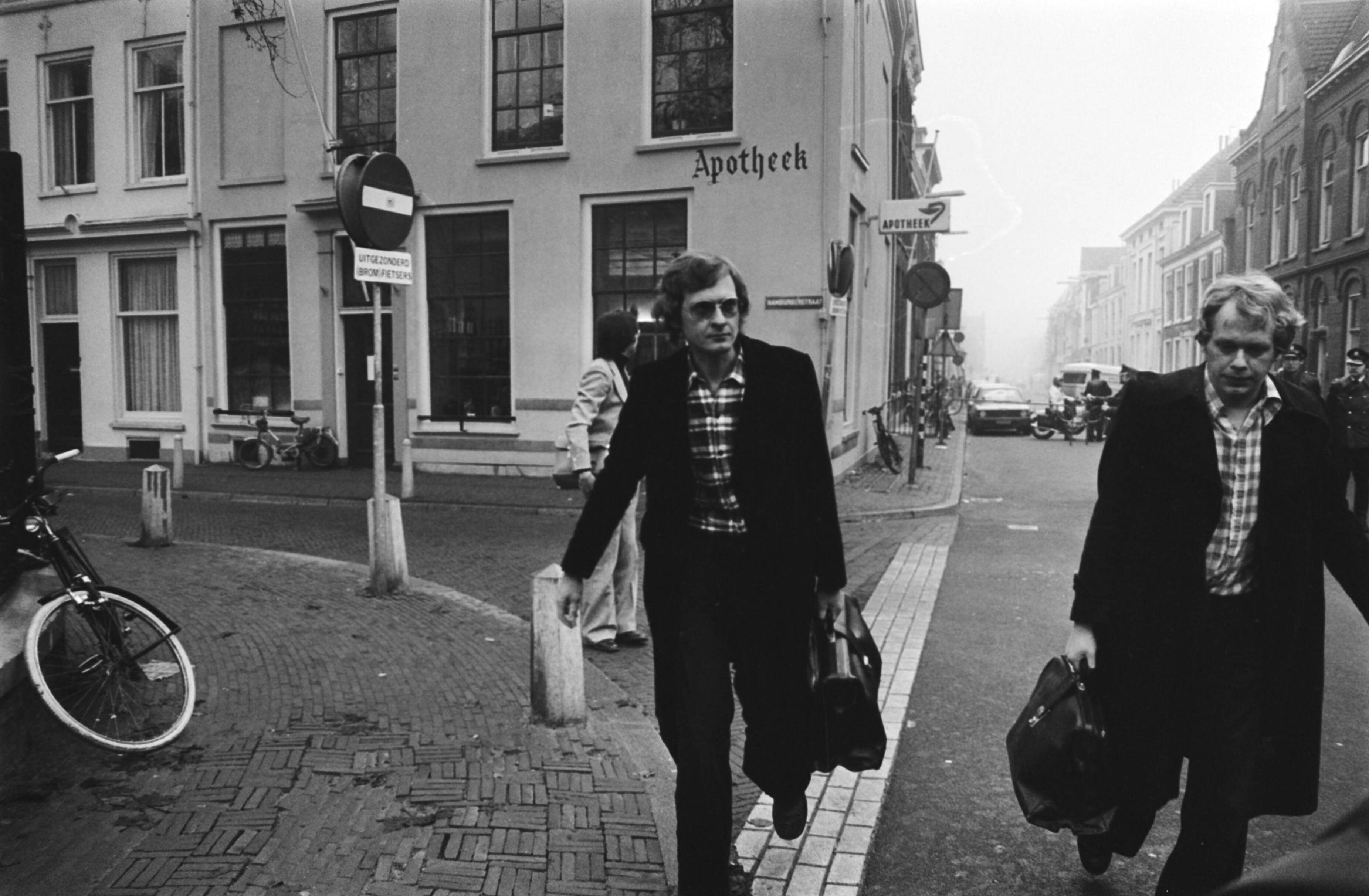 Fotocollectie Anefo — Berechting RAF-lid Kurt Folkerts in Utrecht; verdediger Bakker Schut verlaat gerechtsgebouw — Foto: Bogaerts, Rob / Anefo. Licentie: Set B: Rechtenvrij / Publiek Domein. Bron: Nationaal Archief. http://hdl.handle.net/10648/aca8a340-d0b4-102d-bcf8-003048976d84