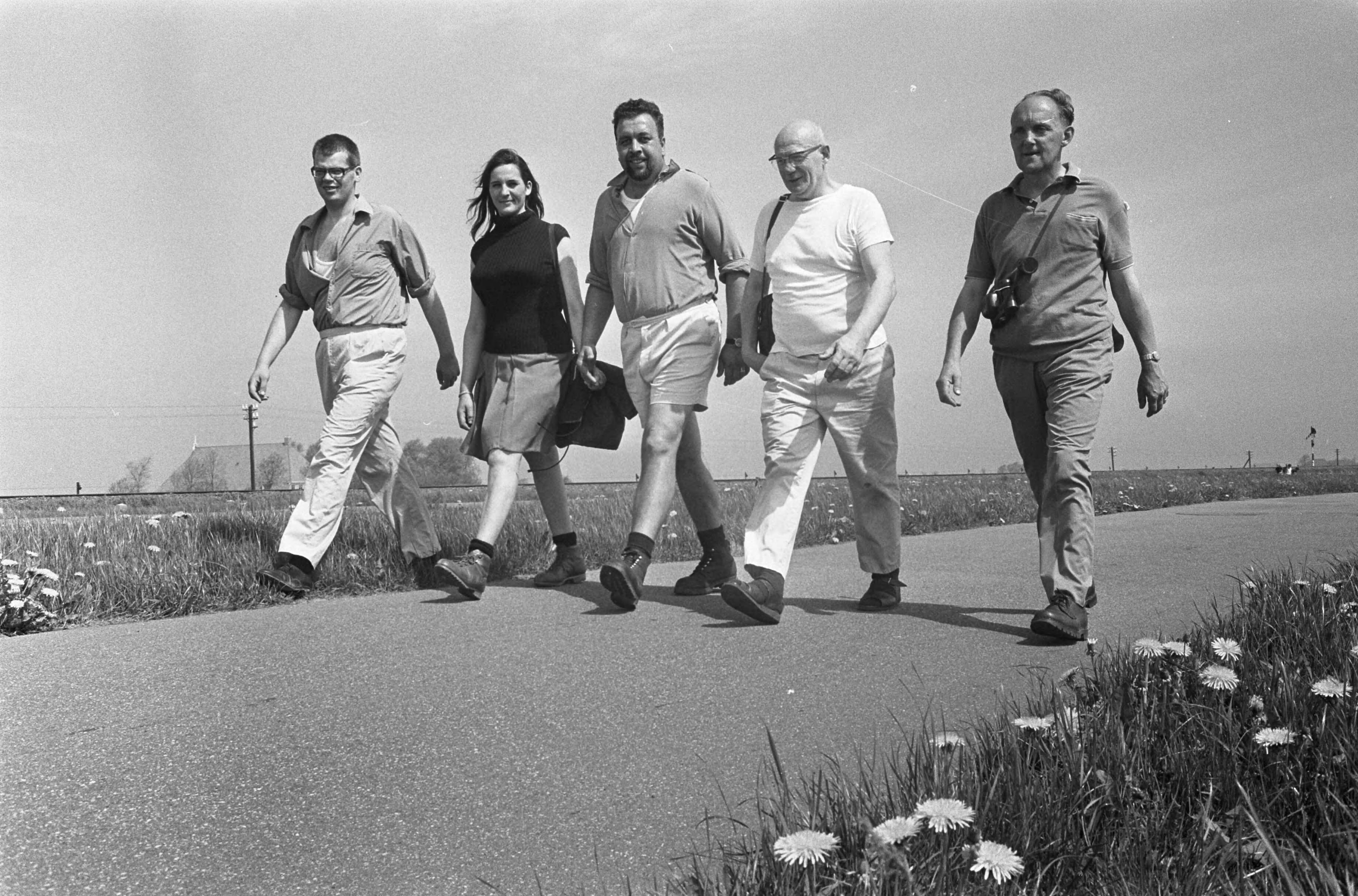 Fotocollectie Anefo — 5 daagse Elfstedentocht voor wandelaars, start in Leeuwarden wandelaars bij Sneek — Foto: Koch, Eric / Anefo. Licentie: Set B: Rechtenvrij / Publiek Domein. Bron: Nationaal Archief. http://hdl.handle.net/10648/ab691280-d0b4-102d-bcf8-003048976d84