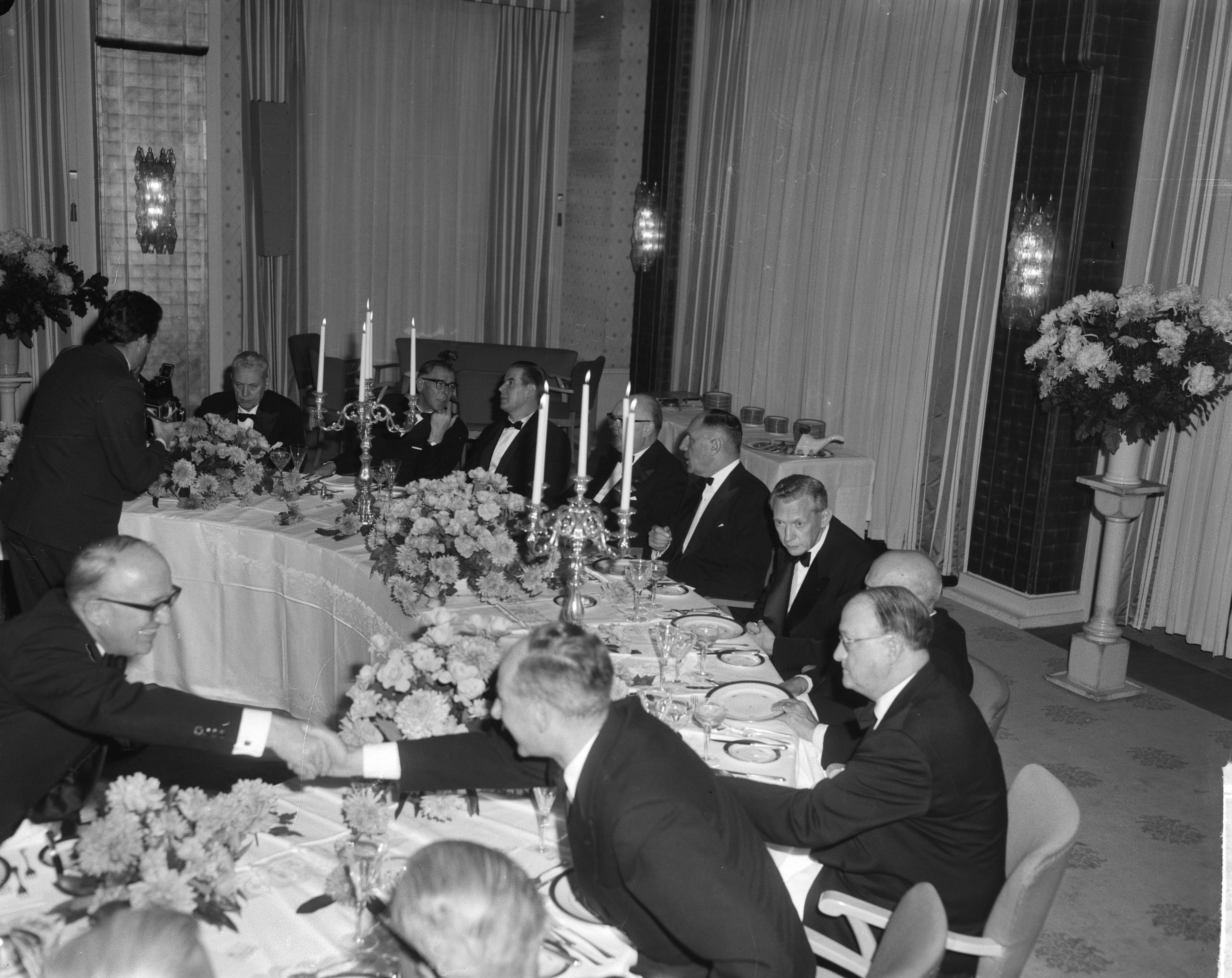 Fotocollectie Anefo — Ministersconferentie van de West Europese Unie in Den Haag. De ministers aan het diner — Foto: Bilsen, Joop van / Anefo. Licentie: Set B: Rechtenvrij / Publiek Domein. Bron: Nationaal Archief. http://hdl.handle.net/10648/aa4b4760-d0b4-102d-bcf8-003048976d84