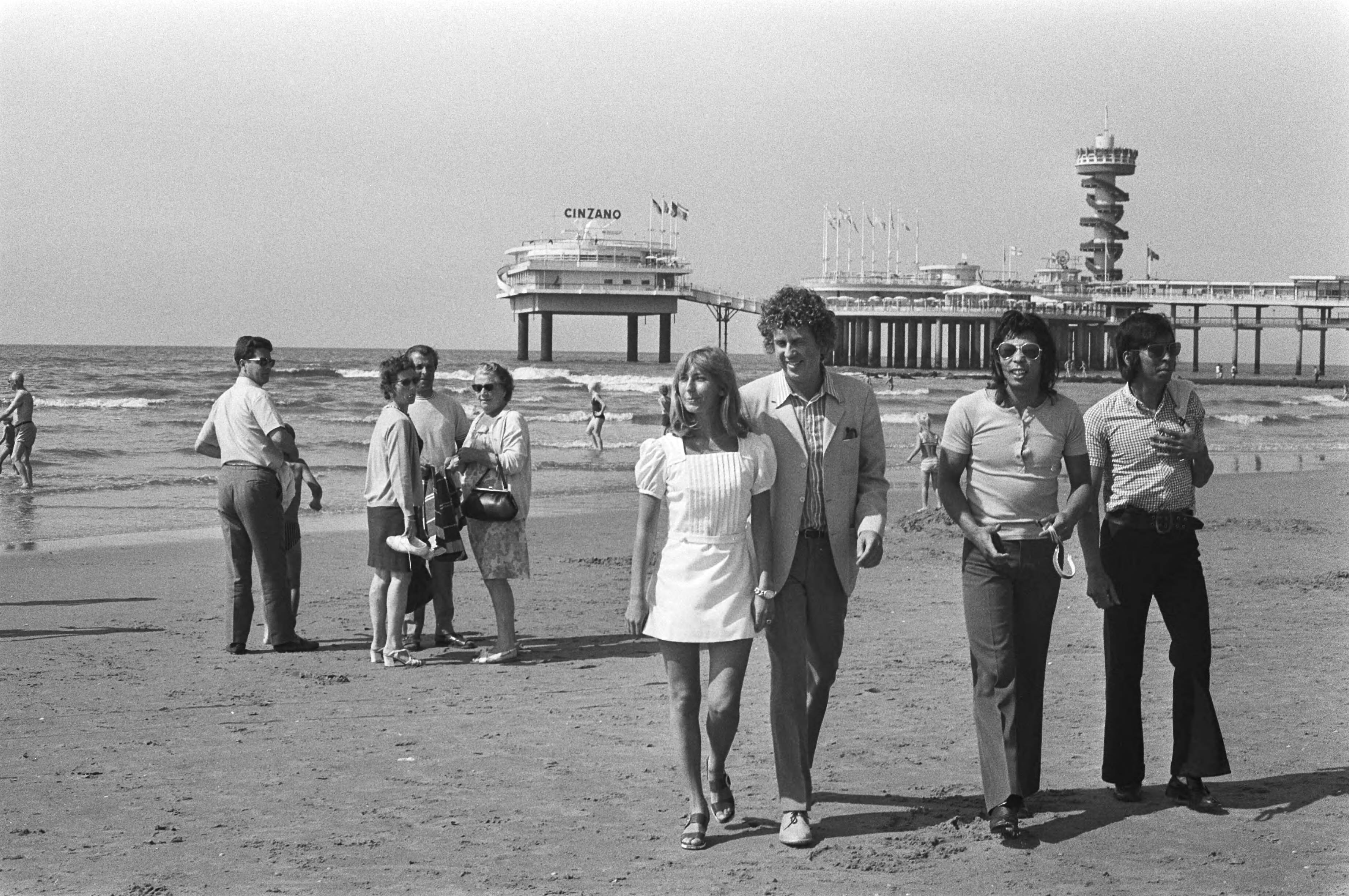 Fotocollectie Anefo — Seth Gaaikema, Willeke Alberti en The Blue Diamonds op strand Scheveningen — Foto: Verhoeff, Bert / Anefo. Licentie: Set B: Rechtenvrij / Publiek Domein. Bron: Nationaal Archief. http://hdl.handle.net/10648/abc4f9c4-d0b4-102d-bcf8-003048976d84