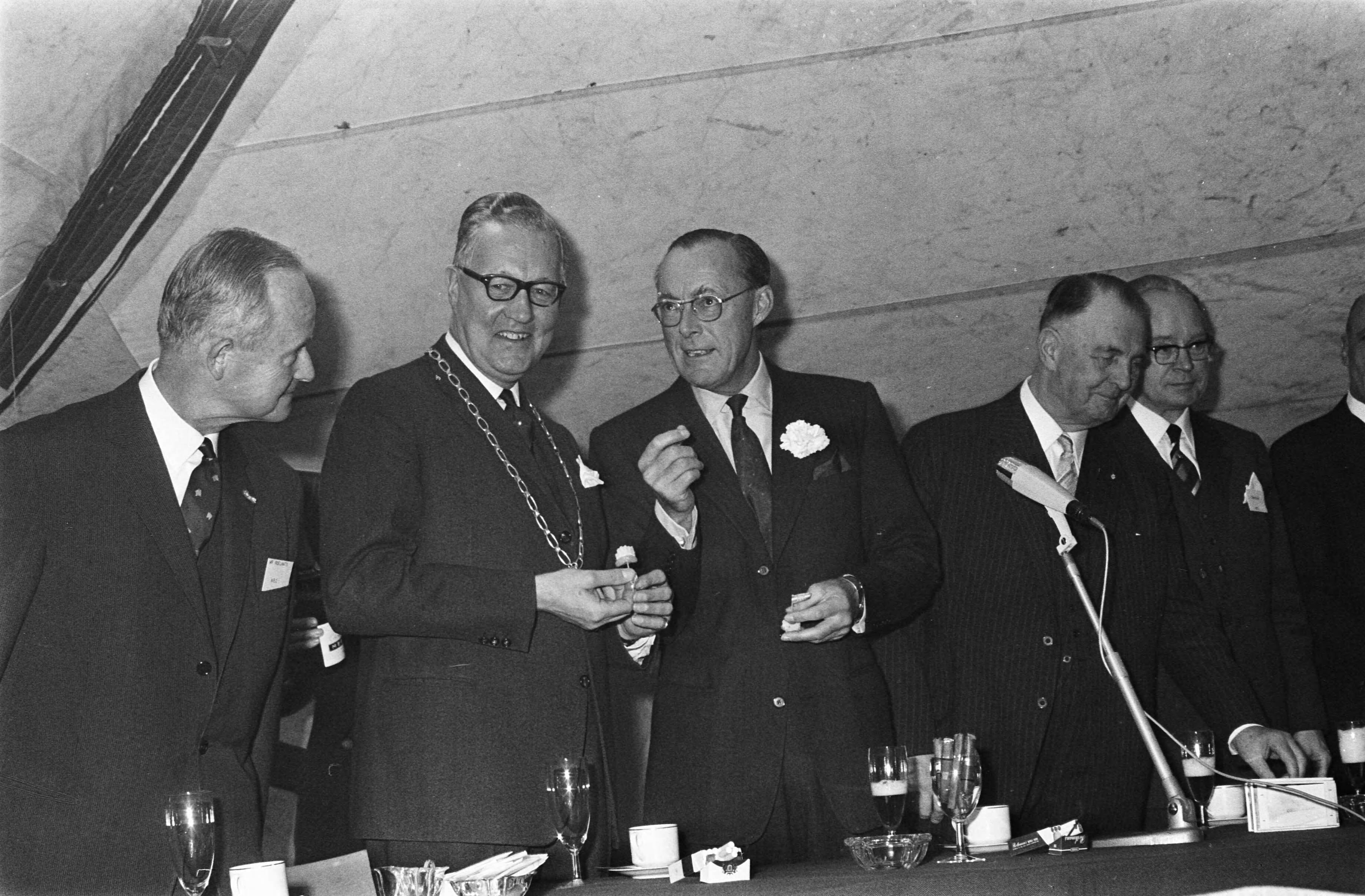 Fotocollectie Anefo — Prins Bernhard opende "Neclenburgh" drive-in voor Exportvoorlichting te Soest — Foto: Kroon, Ron / Anefo. Licentie: Set B: Rechtenvrij / Publiek Domein. Bron: Nationaal Archief. http://hdl.handle.net/10648/ab558292-d0b4-102d-bcf8-003048976d84
