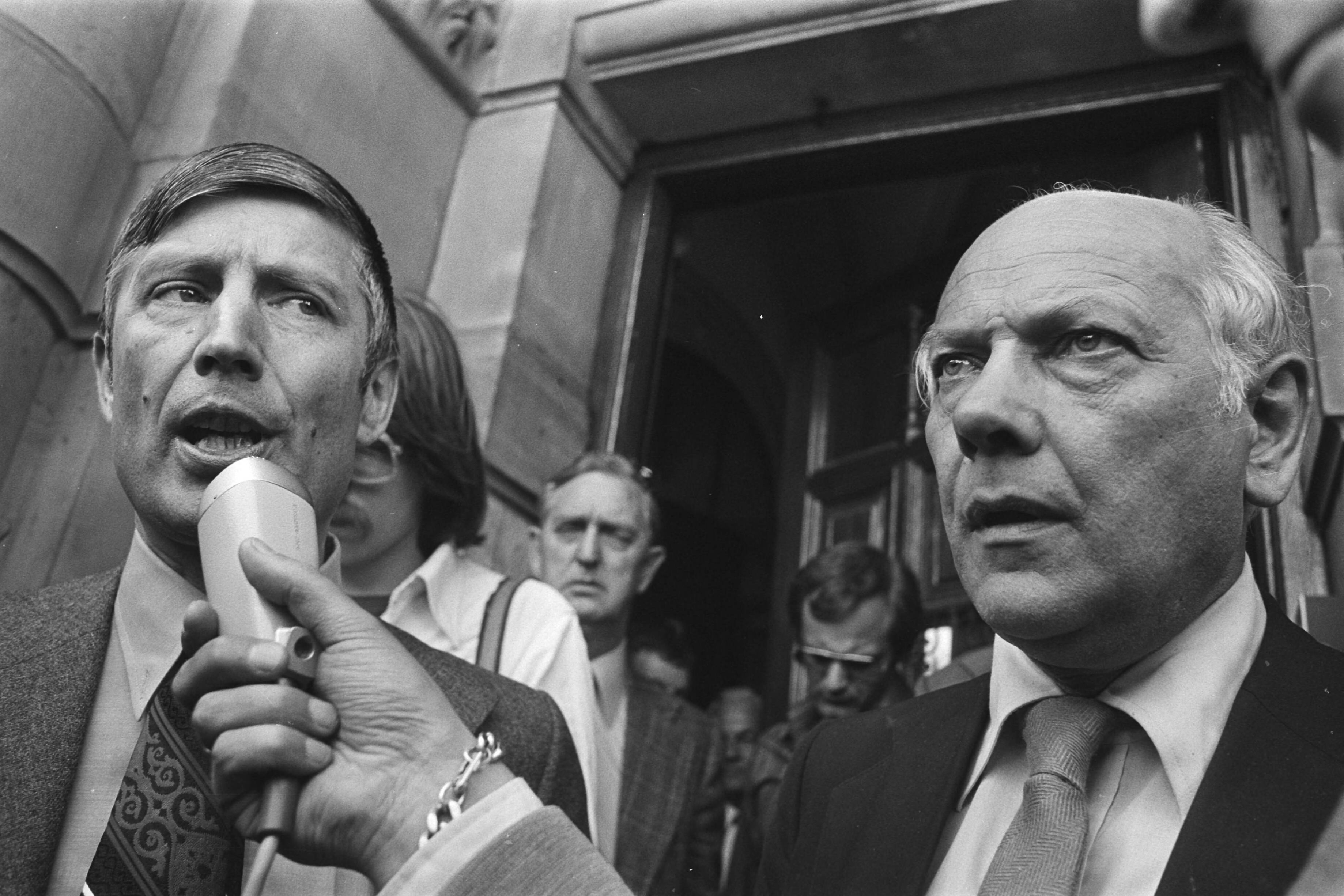 Fotocollectie Anefo — Persconferentie Den Uyl en Van Agt voor crisiscentrum in Den Haag ; Van Agt en Den Uyl tijdens persconferentie — Foto: Croes, Rob C. / Anefo. Licentie: Set B: Rechtenvrij / Publiek Domein. Bron: Nationaal Archief. http://hdl.handle.net/10648/ac9cb7c4-d0b4-102d-bcf8-003048976d84