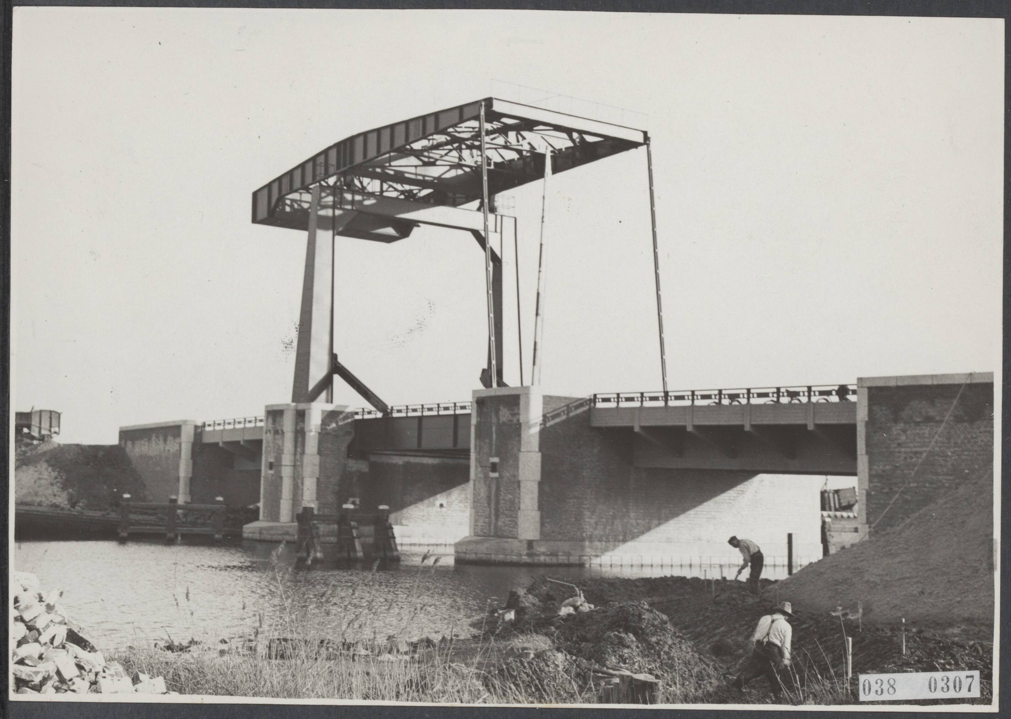Fotocollectie Elsevier Binnenland — Wegenaanleg Amsterdam-Veslen. Nieuwe ophaalbrug over zijkanaal E bij Westzaan — Foto: Fotobureau Stevens / Rechtenvrij. Licentie: Set B: Rechtenvrij / Publiek Domein. Bron: Nationaal Archief. http://hdl.handle.net/10648/adf127f4-d0b4-102d-bcf8-003048976d84