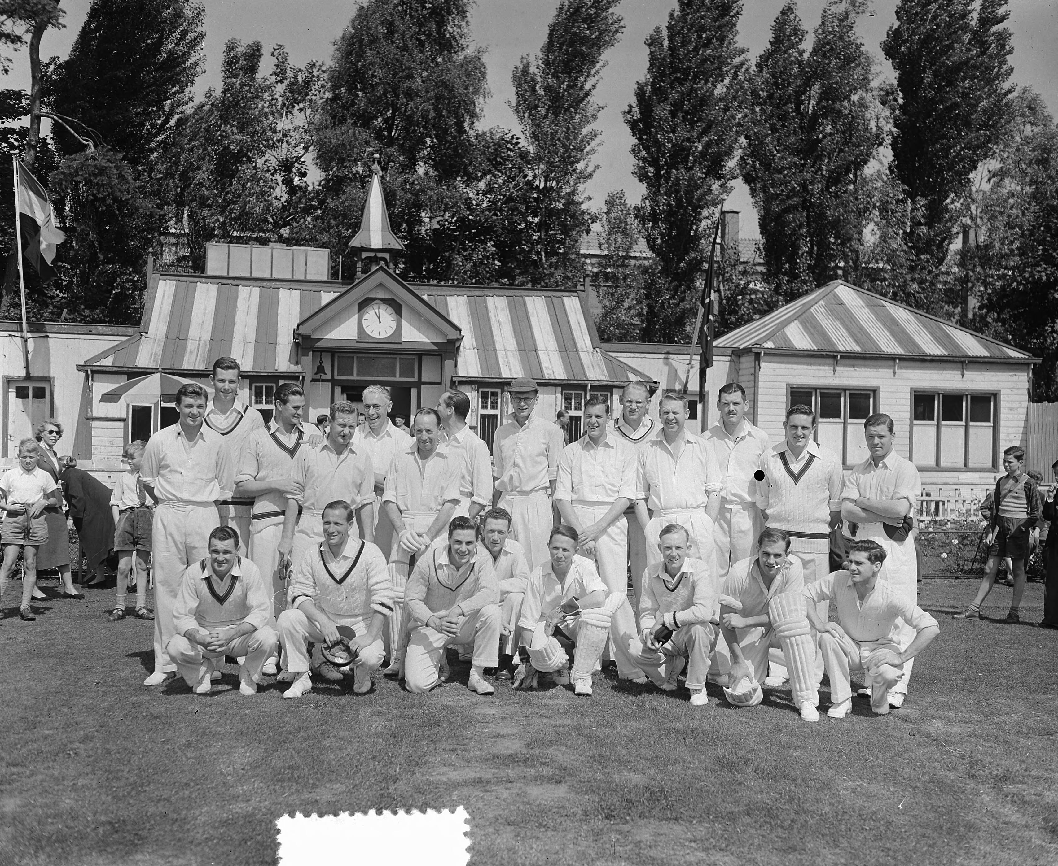 Fotocollectie Anefo — Engelse en Australische cricketwedstrijden op het HCC-terrein te Den Haag . De deelnemers (groep) — Foto: Duinen, H. van / Anefo. Licentie: Set B: Rechtenvrij / Publiek Domein. Bron: Nationaal Archief. http://hdl.handle.net/10648/a90fa166-d0b4-102d-bcf8-003048976d84
