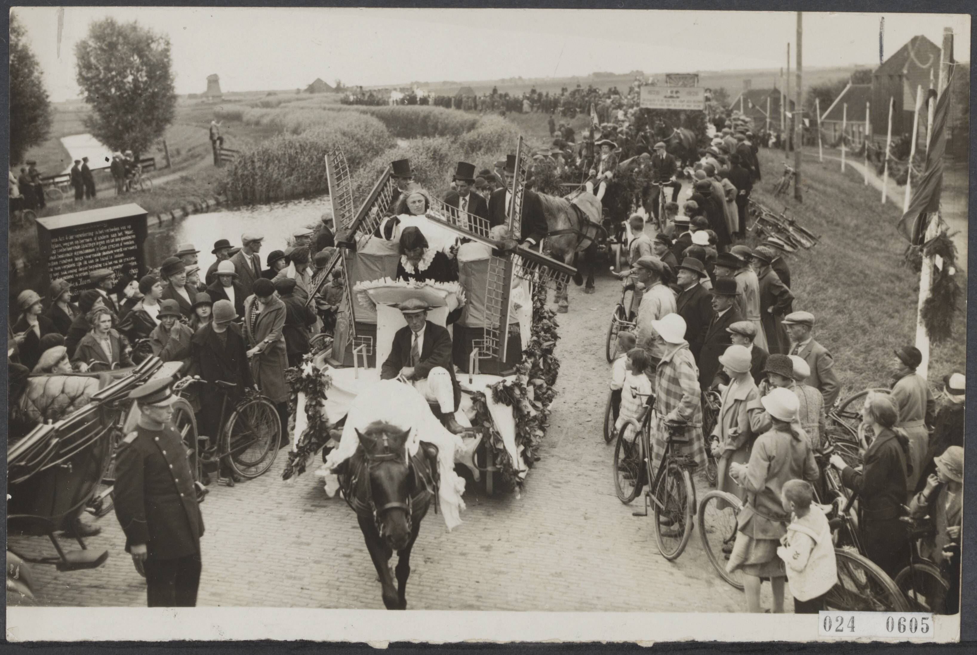 Fotocollectie Elsevier Binnenland — 300-jarig bestaan van de polder de Wormer. Historische optocht, huldiging van Leeghwater — Foto: Internationaal Persfotobureau. Licentie: Set B: Rechtenvrij / Publiek Domein. Bron: Nationaal Archief. http://hdl.handle.net/10648/add7f040-d0b4-102d-bcf8-003048976d84