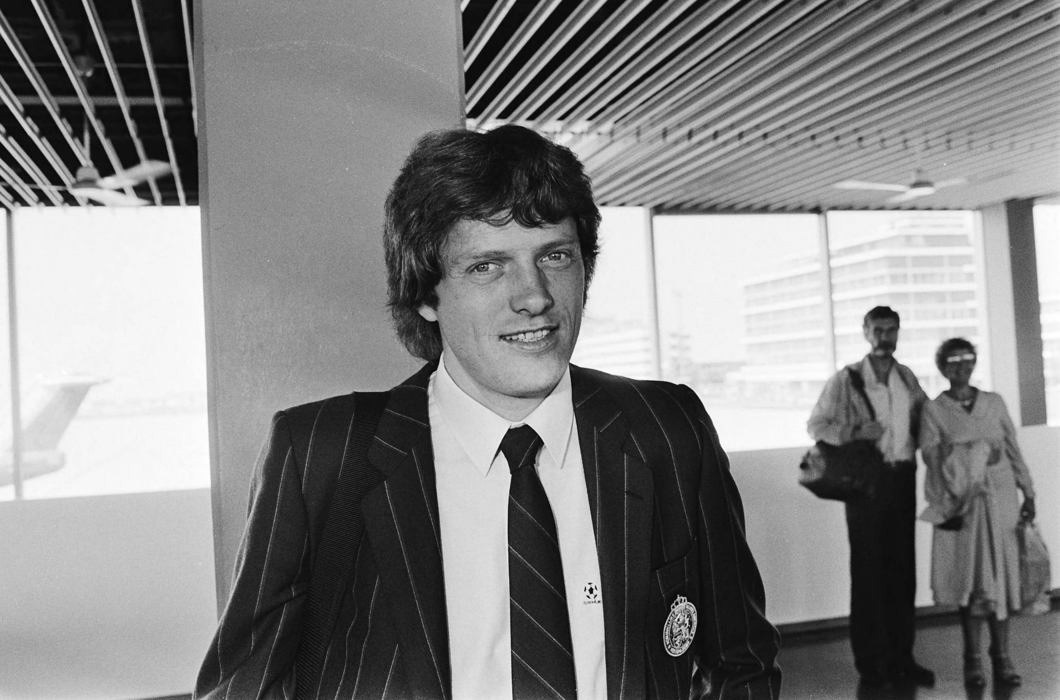 Fotocollectie Anefo — Vertrek Nederlands Elftal vanaf Schiphol i.v.m. Europese Kampioenschappen in Italie; nr. 26a : Zwartkruis (l) en Krol, nr. 27 : Arie Haan , kop / — Foto: Pereira, Fernando / Anefo. Licentie: Set B: Rechtenvrij / Publiek Domein. Bron: Nationaal Archief. http://hdl.handle.net/10648/ace1b4c8-d0b4-102d-bcf8-003048976d84