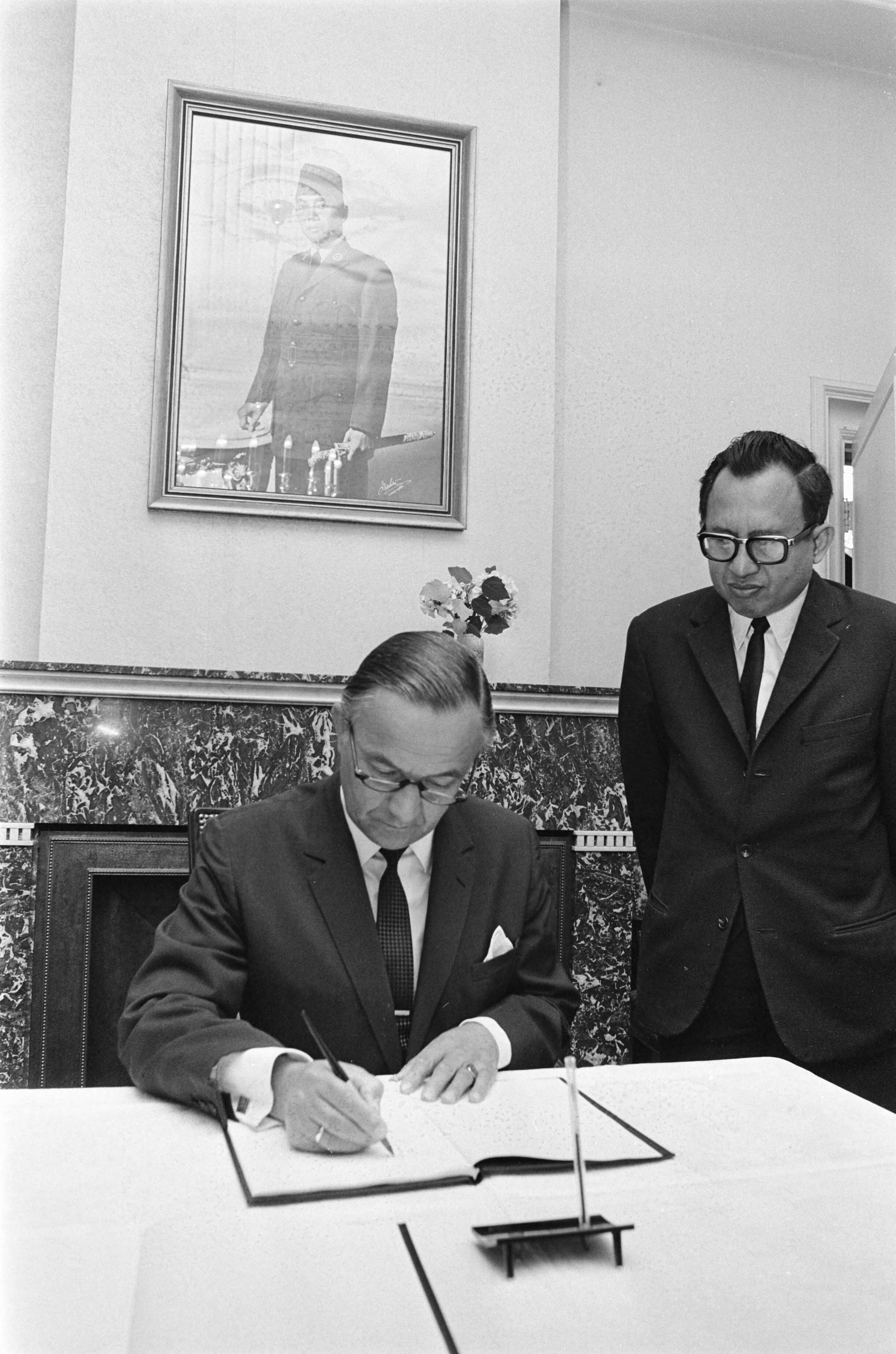 Fotocollectie Anefo — Premier De Jong tekent condoleanceregister voor oud-president Soekarno op Indonesische ambassade, Den Haag ; Premier De Jong tekent — Foto: Evers, Joost / Anefo. Licentie: Set B: Rechtenvrij / Publiek Domein. Bron: Nationaal Archief. http://hdl.handle.net/10648/ab9a7172-d0b4-102d-bcf8-003048976d84