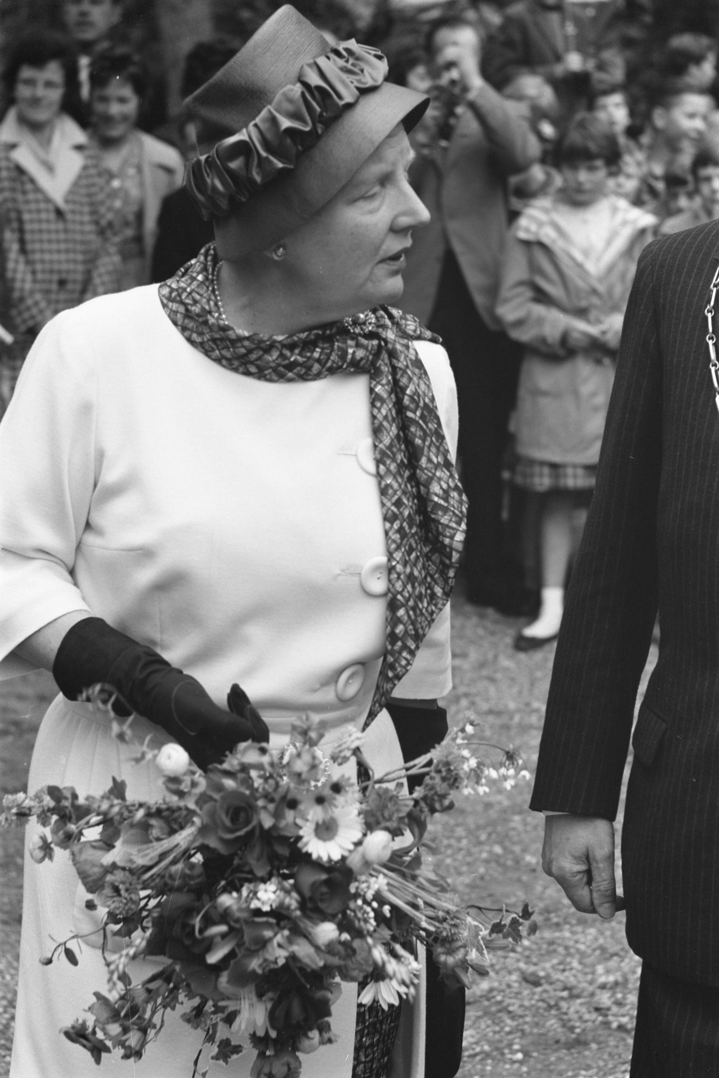 Bezoek koningin Juliana aan Zeist en omgeving — Bezoek koningin Juliana aan Zeist en omgeving. Koningin Juliana met bloemen — Foto: Pot, Harry / Anefo. Licentie: Set B: Rechtenvrij / Publiek Domein. Bron: Nationaal Archief. http://hdl.handle.net/10648/a9d73e4c-d0b4-102d-bcf8-003048976d84