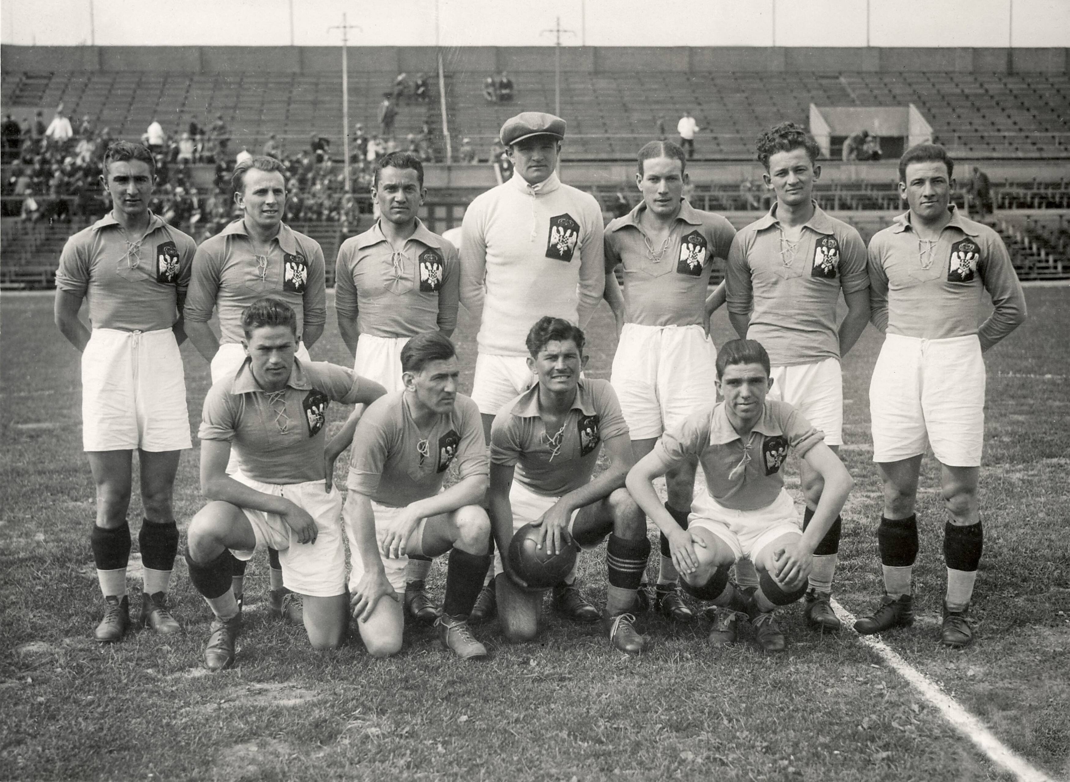 Portretten, Sport — Sport, Olympische Spelen Amsterdam, 1928 : Het voetbalelftal van Joegoslavië. — Foto: Fotograaf Onbekend / Algemeen Fotobureau Amsterdam / Rechtenvrij (05589). Licentie: Set B: Rechtenvrij / Publiek Domein. Bron: Nationaal Archief. http://hdl.handle.net/10648/35429da7-0ba4-a382-e063-6df0900a6686