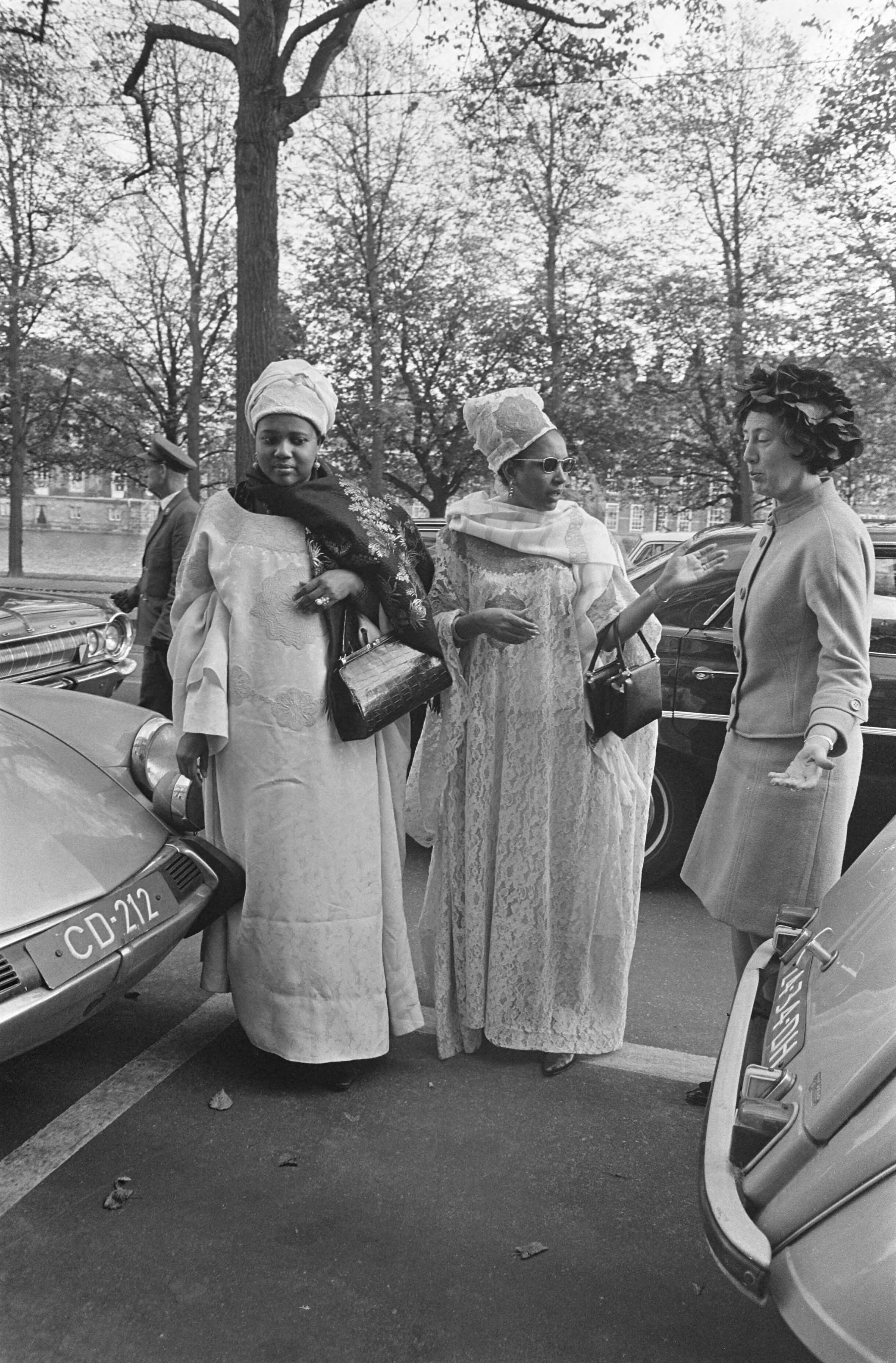 Fotocollectie Anefo — President van Niger voor de besprekingen in Rolzaal Den Haag de echtgenote van de President mevrouw Diori (rechts) bracht bezoek aan — Foto: Kroon, Ron / Anefo. Licentie: Set B: Rechtenvrij / Publiek Domein. Bron: Nationaal Archief. http://hdl.handle.net/10648/ab5015f0-d0b4-102d-bcf8-003048976d84