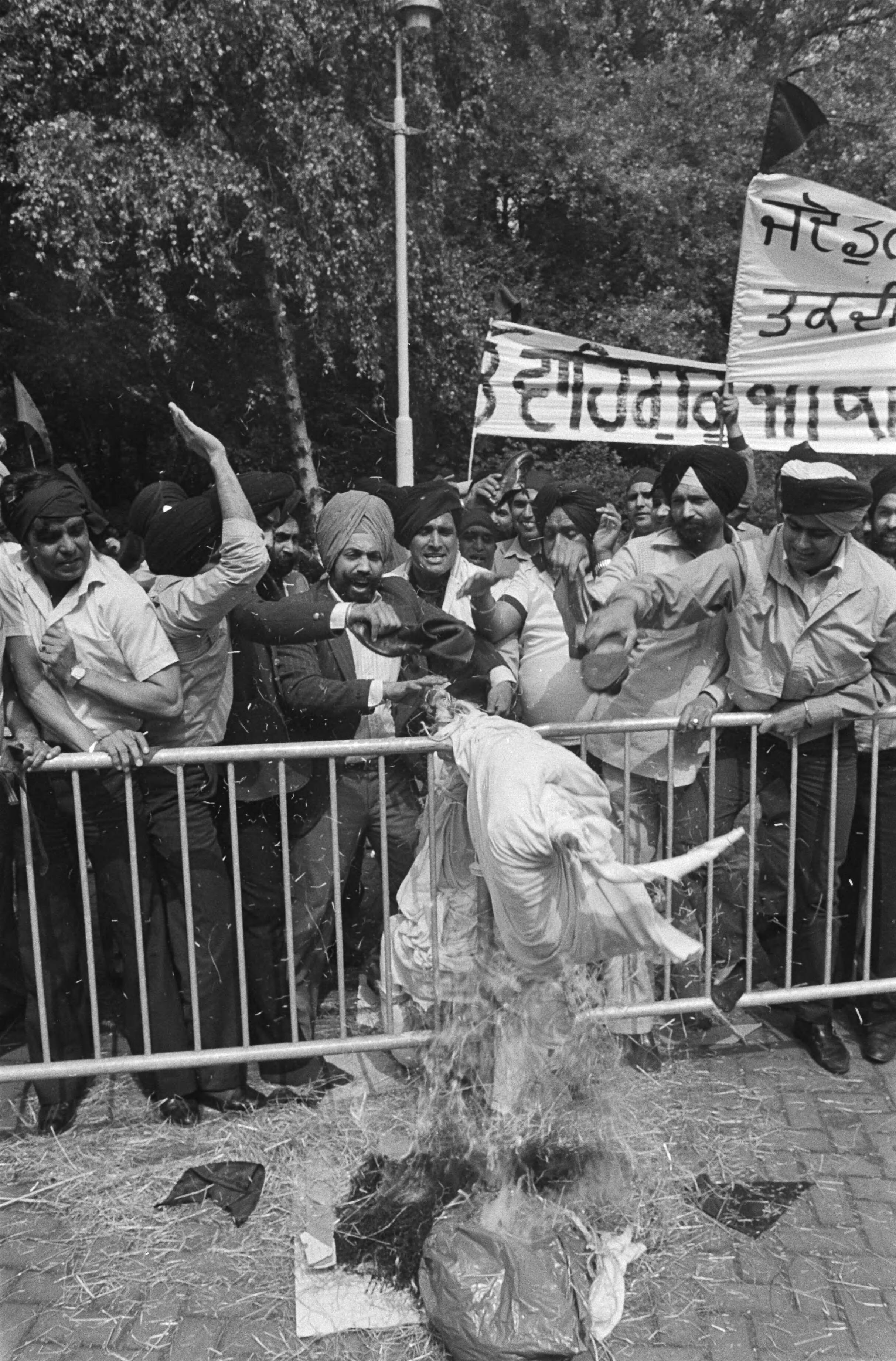 Fotocollectie Anefo — In ons land verblijvende Sikhs protesteren in Den Haag ; pop Indira Gandhi wordt verbrand — Foto: Croes, Rob C. / Anefo. Licentie: Set B: Rechtenvrij / Publiek Domein. Bron: Nationaal Archief. http://hdl.handle.net/10648/ad39daae-d0b4-102d-bcf8-003048976d84