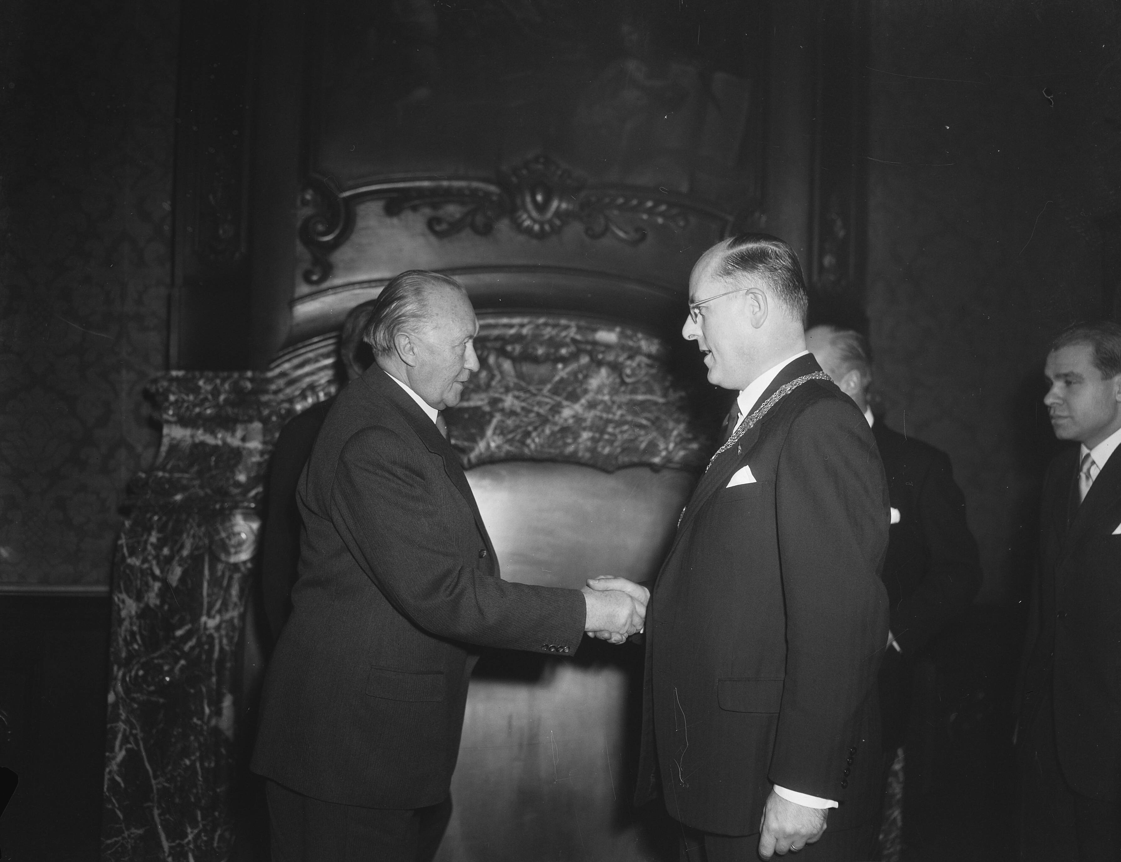 Zes landen ministersconferentie te Den Haag — Zes landen ministersconferentie te Den Haag. De Dutise bondskanselier Konrad Adenaur wordt begroet door burgemeester mr. F.M.A. Schokking van Den Haag — Foto: Duinen, G.W. van / Anefo. Licentie: Set B: Rechtenvrij / Publiek Domein. Bron: Nationaal Archief. http://hdl.handle.net/10648/a9184bd6-d0b4-102d-bcf8-003048976d84