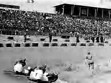 Fotocollectie Anefo — KNMV-motorraces en zijspanraces op het circuit van Zandvoort. Zijspannen onder aan de Hunzerug — Foto: Bilsen, Joop van / Anefo. Licentie: Set B: Rechtenvrij / Publiek Domein. Bron: Nationaal Archief. http://hdl.handle.net/10648/a964ab52-d0b4-102d-bcf8-003048976d84