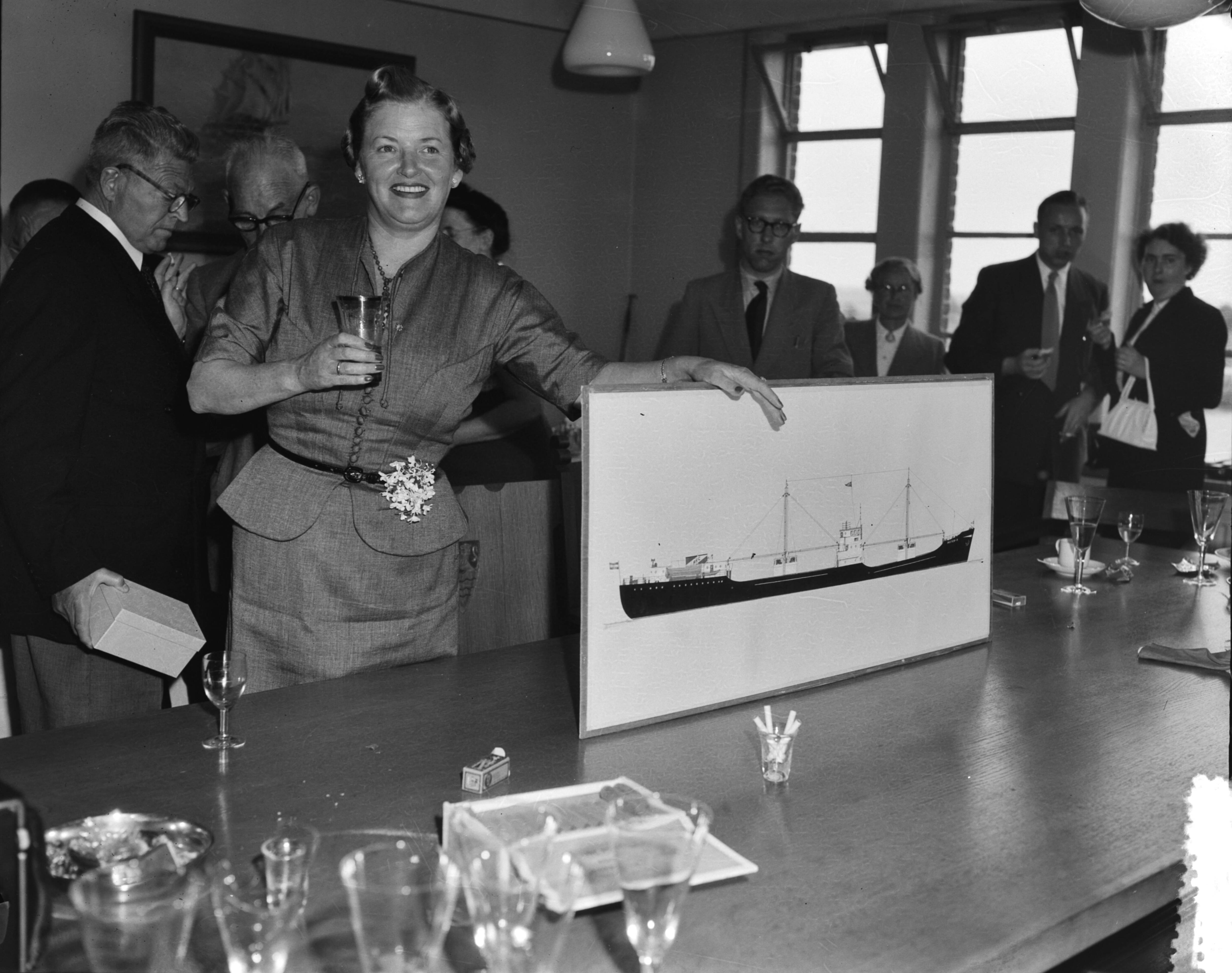 Fotocollectie Anefo — Tewaterlating van motorschip "Pieter S.", gebouw voor de Rotterdamse Kolencentrale bij de N.V. Terneuzense Scheepsbouwmaatschappij — Foto: Duinen, G.W. van / Anefo. Licentie: Set B: Rechtenvrij / Publiek Domein. Bron: Nationaal Archief. http://hdl.handle.net/10648/a9114bec-d0b4-102d-bcf8-003048976d84