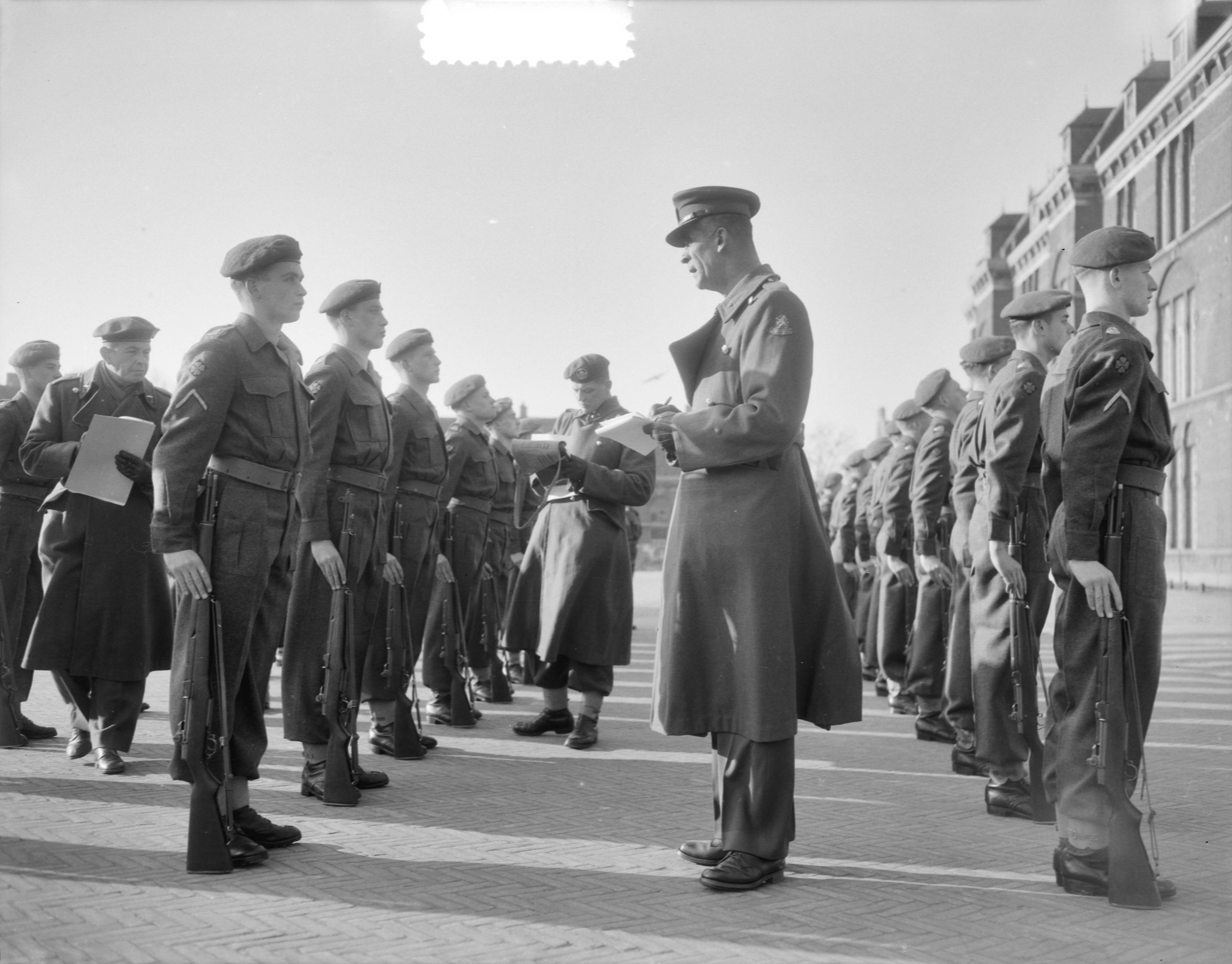Fotocollectie Anefo — Exercitiewedstrijden van de Koninklijke Landmacht te Den Haag — Foto: Duinen, G.W. van / Anefo. Licentie: Set B: Rechtenvrij / Publiek Domein. Bron: Nationaal Archief. http://hdl.handle.net/10648/a91bcd24-d0b4-102d-bcf8-003048976d84
