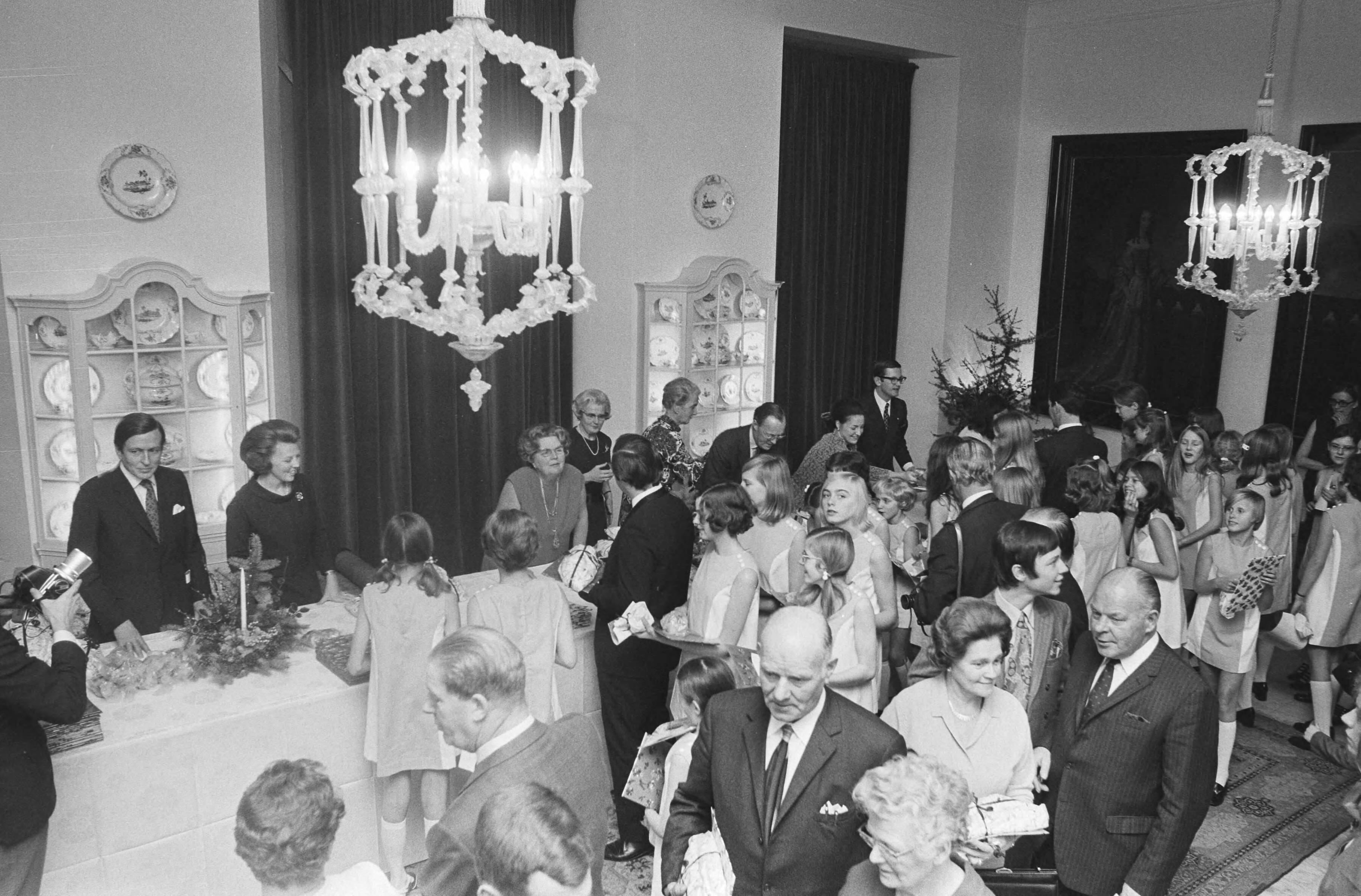 Fotocollectie Anefo — Koninklijk Huis houdt jaarlijks Kerstfeest voor personeel op Huis ten Bosch , Den Haag — Foto: Mieremet, Rob / Anefo. Licentie: Set B: Rechtenvrij / Publiek Domein. Bron: Nationaal Archief. http://hdl.handle.net/10648/abae2e6a-d0b4-102d-bcf8-003048976d84