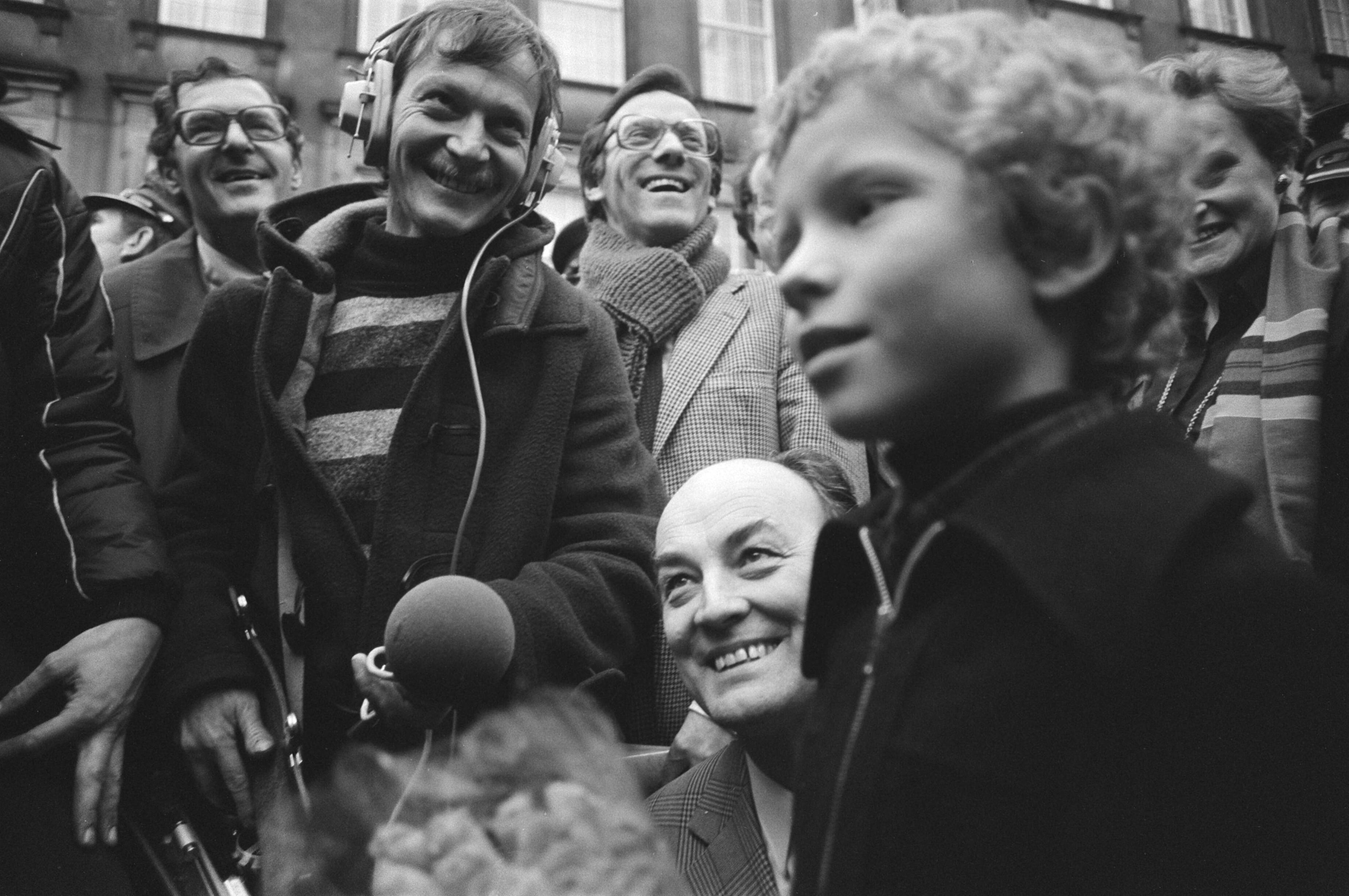 Fotocollectie Anefo — Actiegroep "De Kwakel" demonstreert in verband met woonproblemen in de Kwakel, op Binnenhof Den Haag ; petitie voor heer Aantjes- — Foto: Suyk, Koen / Anefo. Licentie: Set B: Rechtenvrij / Publiek Domein. Bron: Nationaal Archief. http://hdl.handle.net/10648/aca83054-d0b4-102d-bcf8-003048976d84