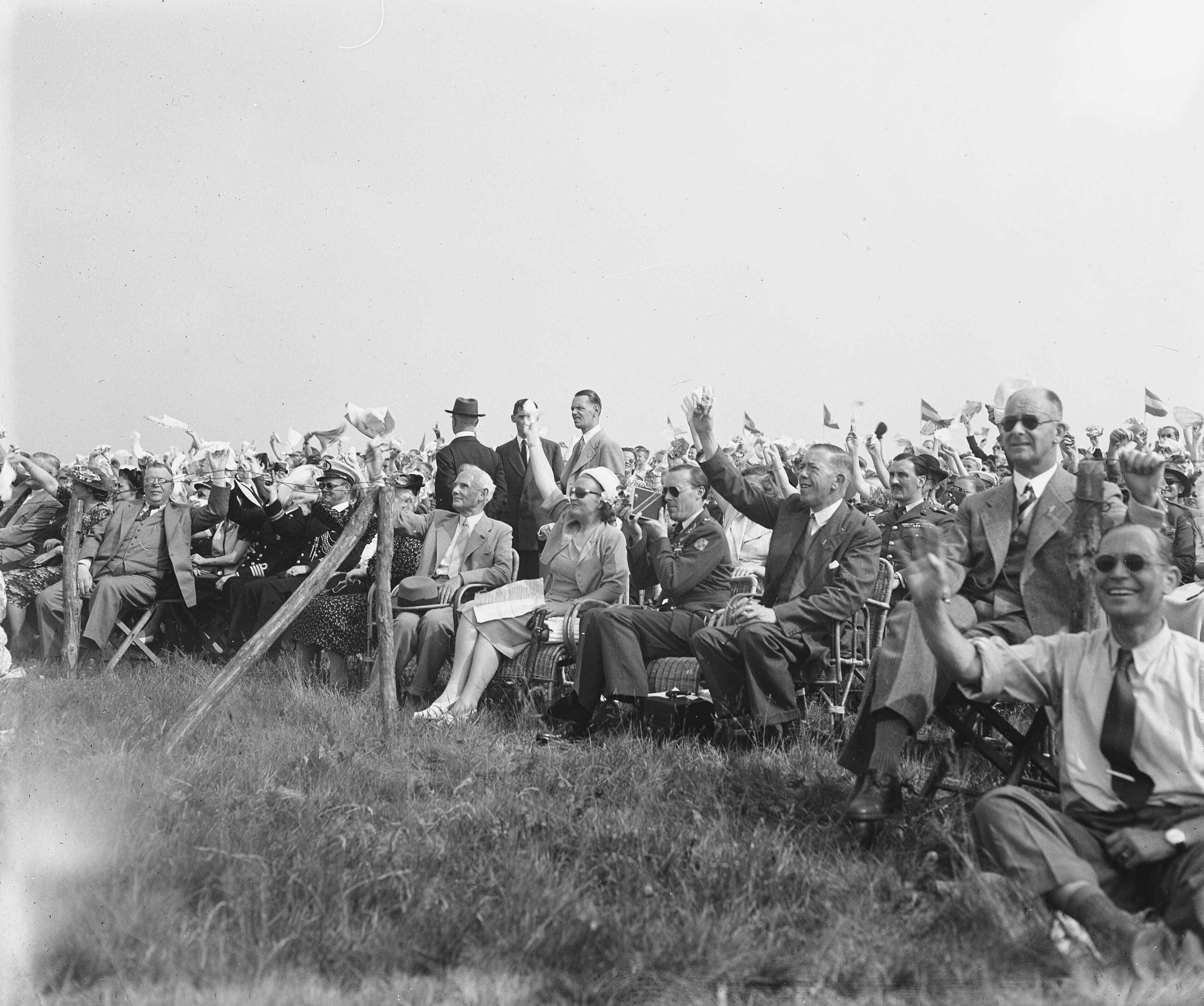 Fotocollectie Anefo — Vliegfeest Soesterberg. Prinselijke familie — Foto: Noske, J.D. / Anefo. Licentie: Set B: Rechtenvrij / Publiek Domein. Bron: Nationaal Archief. http://hdl.handle.net/10648/a8b80cc6-d0b4-102d-bcf8-003048976d84
