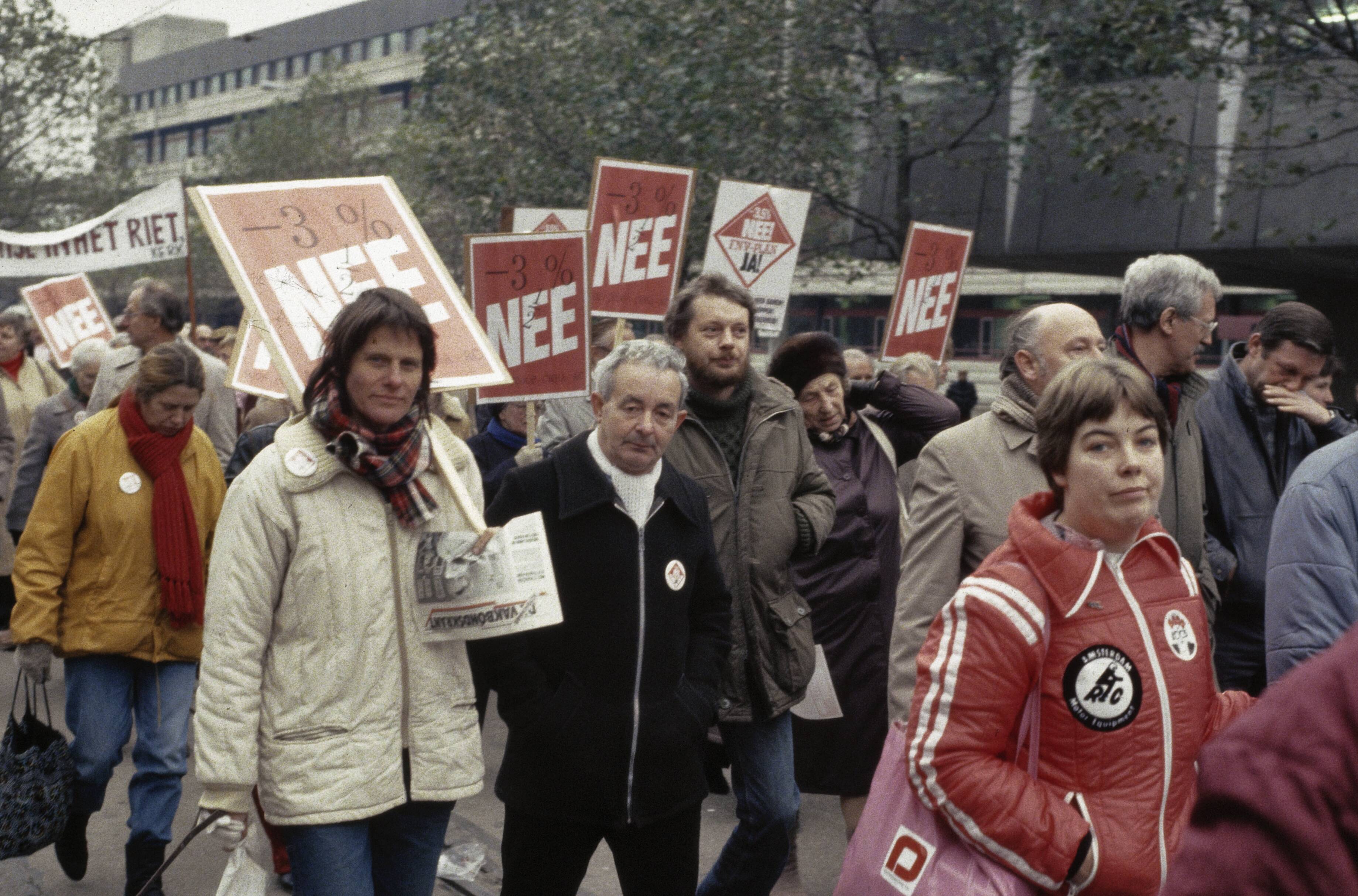 Fotocollectie Anefo — Demonstratie in Den Haag van uitkeringsgerechtigden die protesteren tegen 3,5% korting — Foto: Croes, Rob C. / Anefo. Licentie: Set B: Rechtenvrij / Publiek Domein. Bron: Nationaal Archief. http://hdl.handle.net/10648/ad8b7274-d0b4-102d-bcf8-003048976d84