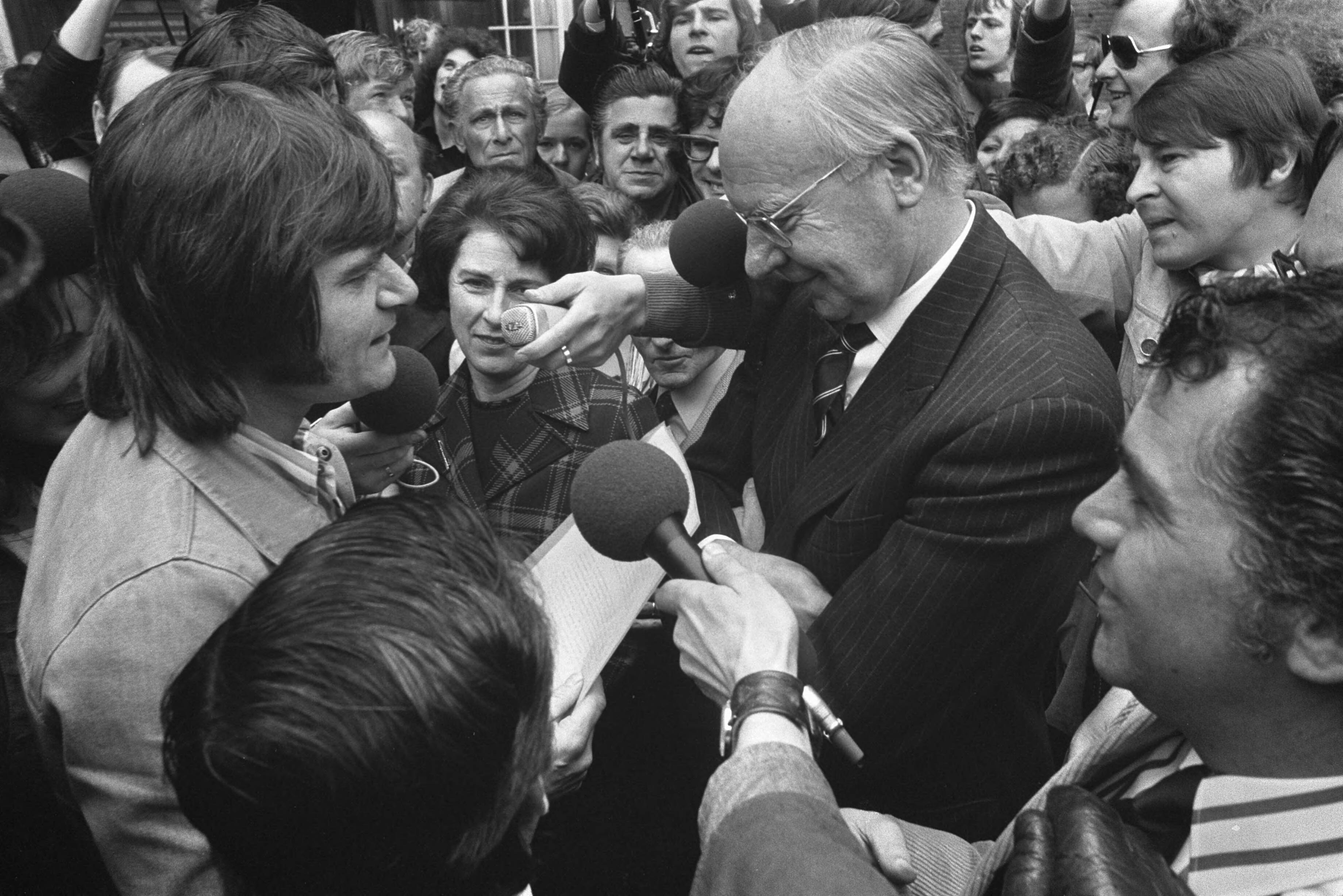Fotocollectie Anefo — Demonstratie en hoorzitting over Veronica in Den Haag , Frans Derks overhandigt petitie aan Vondeling — Foto: Verhoeff, Bert / Anefo. Licentie: Set B: Rechtenvrij / Publiek Domein. Bron: Nationaal Archief. http://hdl.handle.net/10648/ac2a342e-d0b4-102d-bcf8-003048976d84