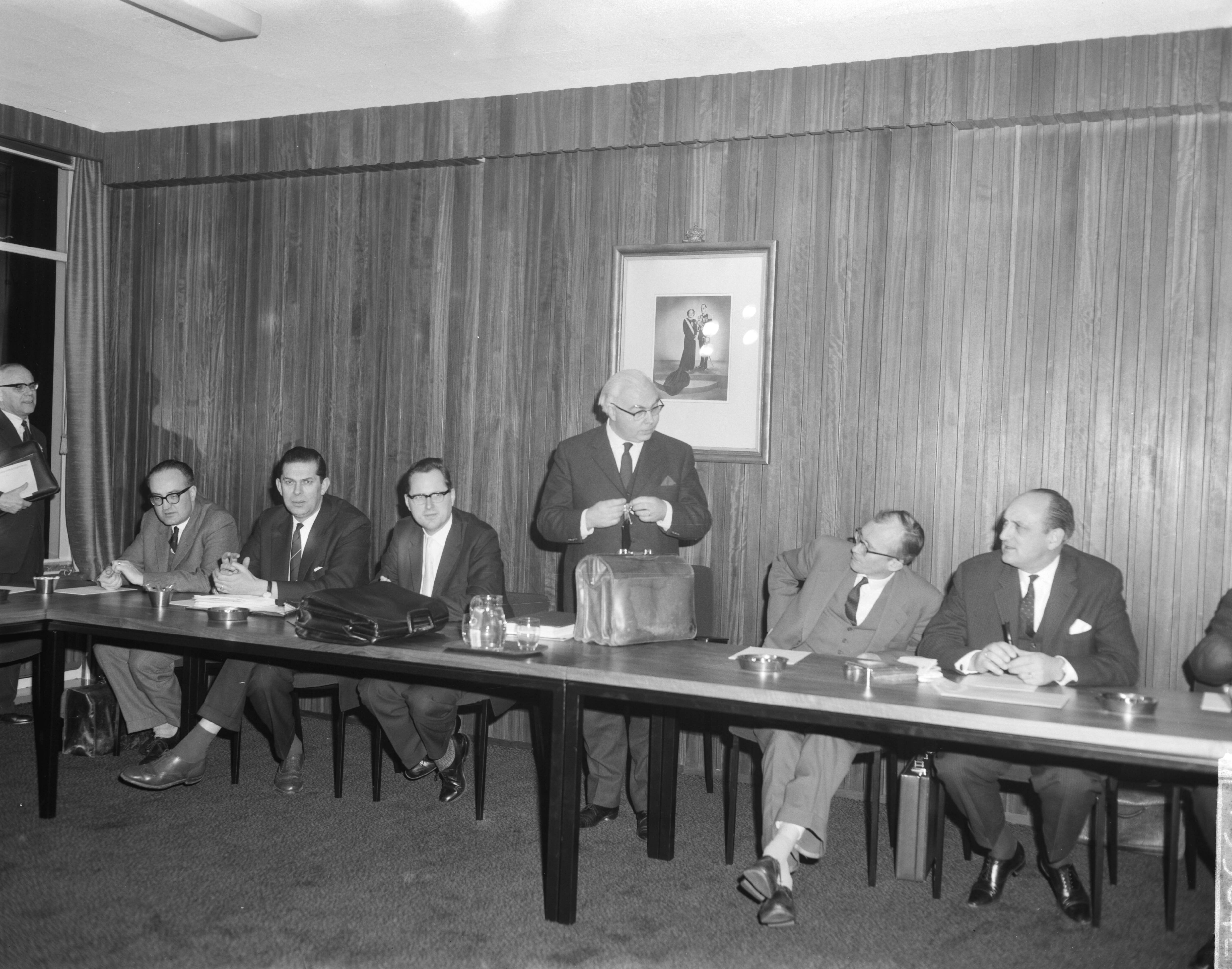 Fotocollectie Anefo — In het gebouw van de Stichting van de Arbeid te Voorburg vond overleg plaats tussen regering en het bestuur van de Stichting over lonen en prijzen. vlnr. de ministers Bogaers, Biesheuvel, Andriessen, Veldkamp (staand), Witteveen en Toxopeus — Foto: Bilsen, Joop van / Anefo. Licentie: Set B: Rechtenvrij / Publiek Domein. Bron: Nationaal Archief. http://hdl.handle.net/10648/aa577d5a-d0b4-102d-bcf8-003048976d84