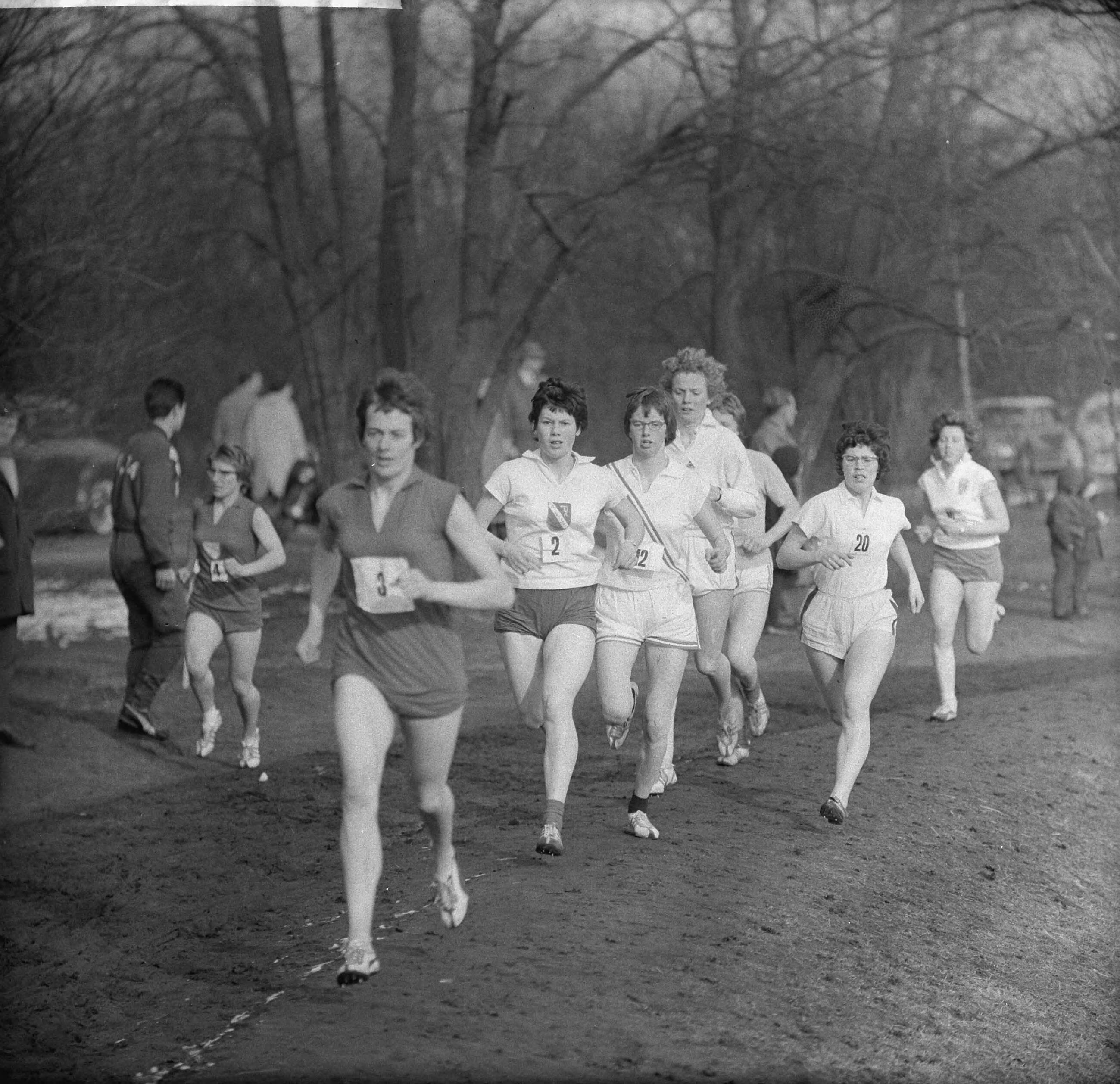 Fotocollectie Anefo — 1200m "Maple Leaf" veldloop in Hilversum — Foto: Nijs, Jac. de / Anefo. Licentie: Set B: Rechtenvrij / Publiek Domein. Bron: Nationaal Archief. http://hdl.handle.net/10648/a9fbaf34-d0b4-102d-bcf8-003048976d84