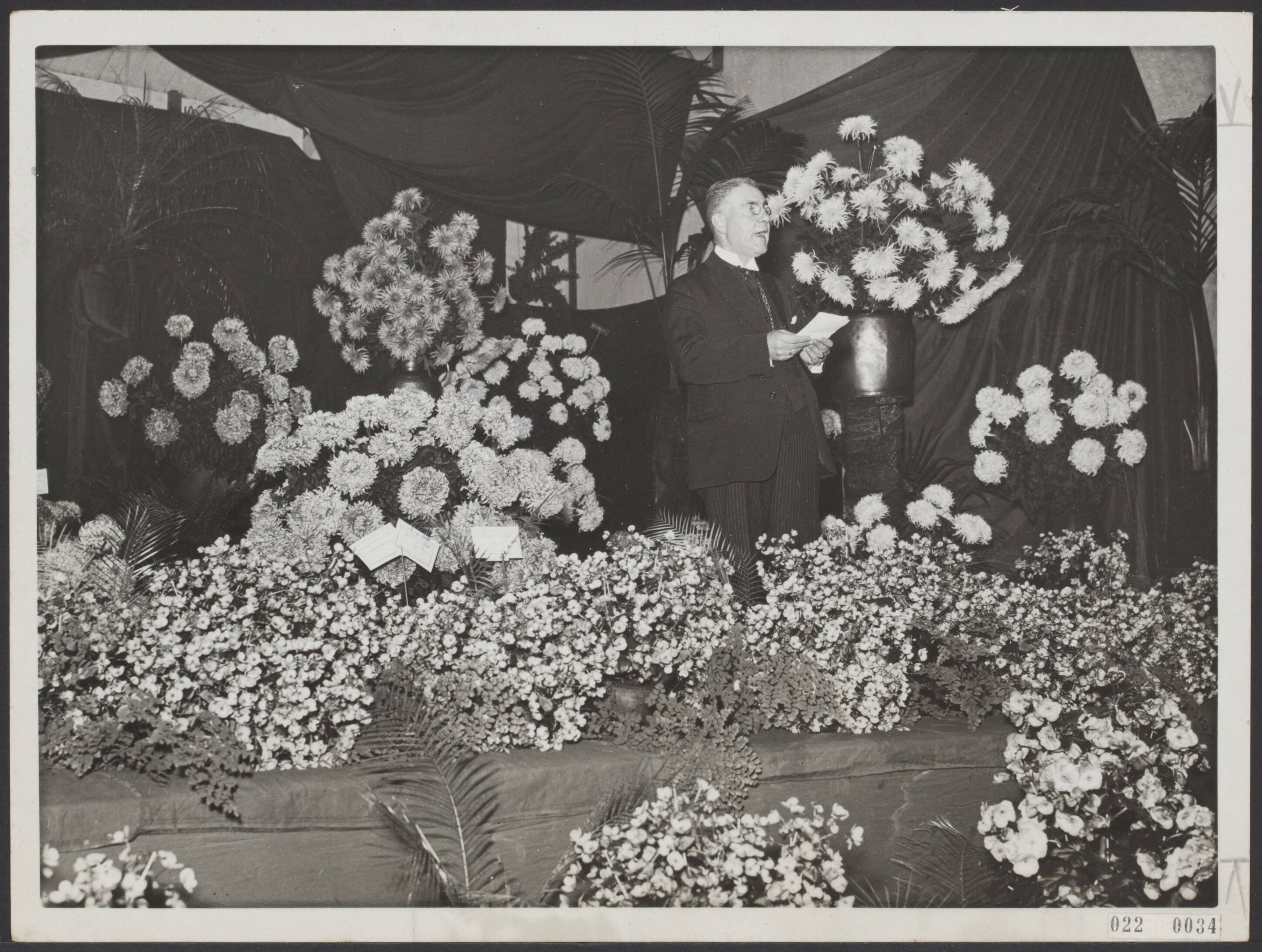 Fotocollectie Elsevier Binnenland — Hedenmorgen werd de Nationale Chrysantemum-tentoonstelling 1935 officiëel geopend door Aalsmeers burgemeester J. Kastelein — Foto: N.V. Polygoon. Licentie: Set B: Rechtenvrij / Publiek Domein. Bron: Nationaal Archief. http://hdl.handle.net/10648/add0e3c2-d0b4-102d-bcf8-003048976d84