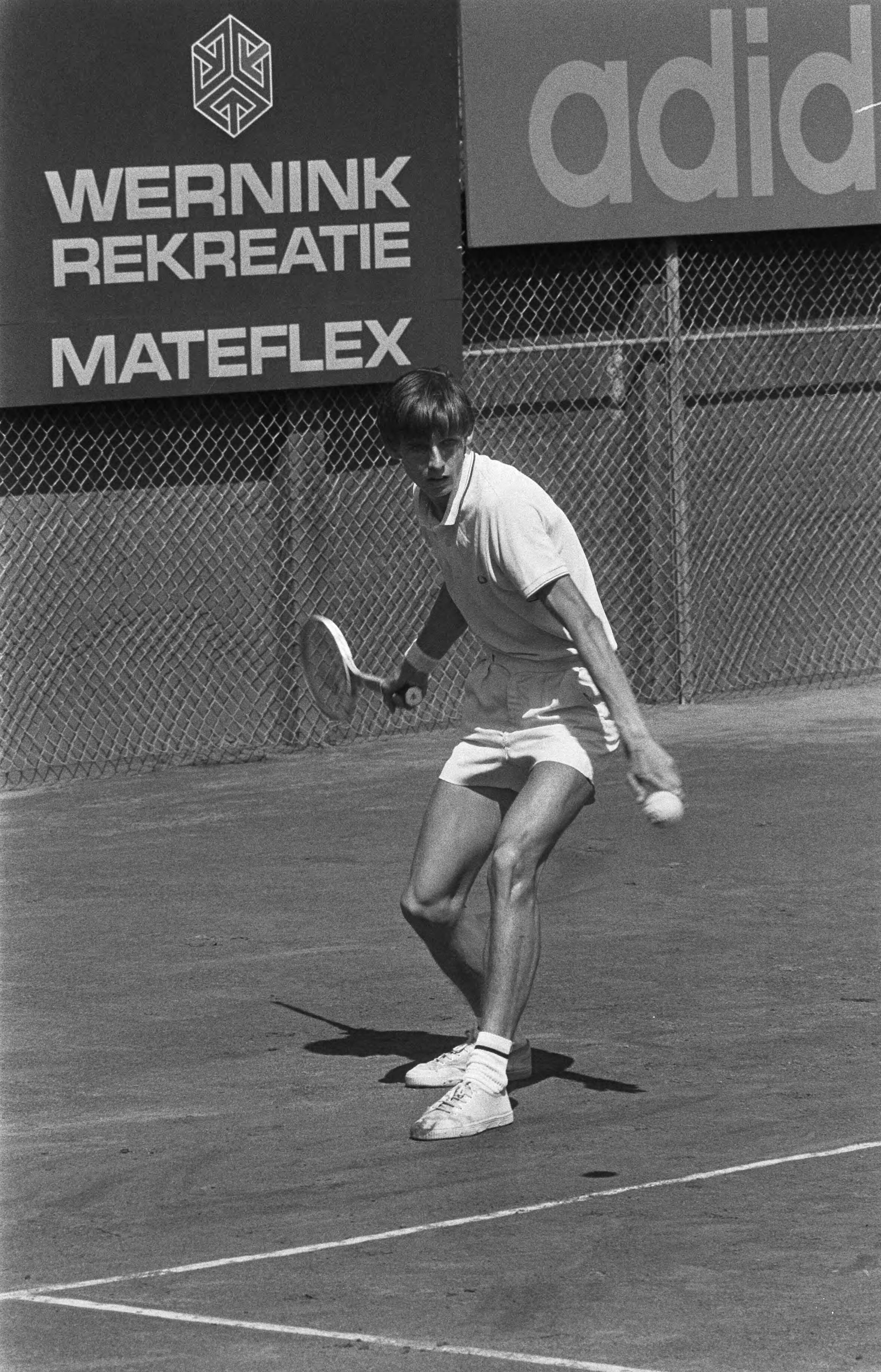 Fotocollectie Anefo — Nationale Tenniskampioenschappen te Scheveningen, Sanders in aktie — Foto: Peters, Hans / Anefo. Licentie: Set B: Rechtenvrij / Publiek Domein. Bron: Nationaal Archief. http://hdl.handle.net/10648/ac342222-d0b4-102d-bcf8-003048976d84