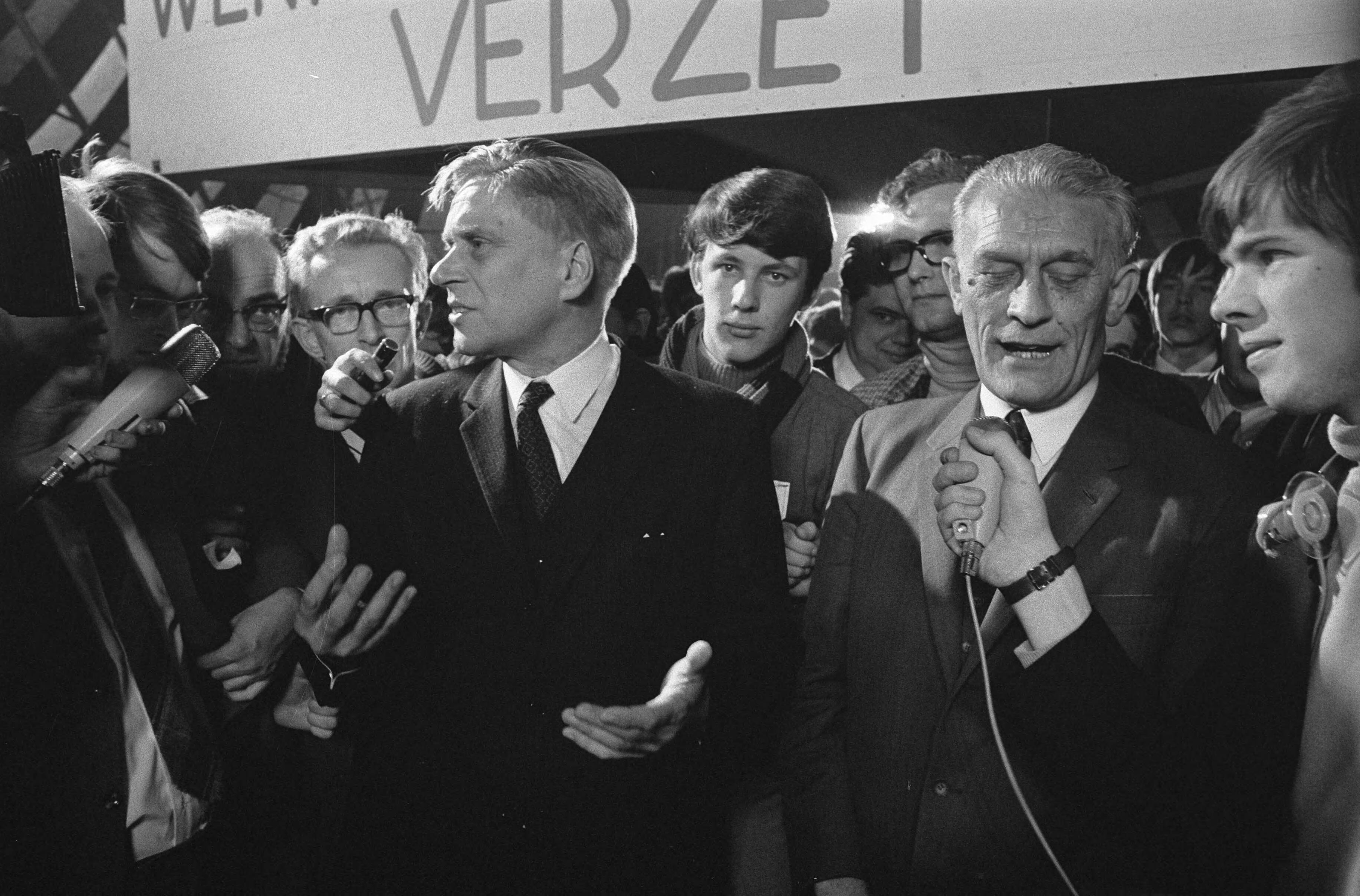 Fotocollectie Anefo — Demonstratie van Werkende Jongeren in Den Haag . In de circustent links minister Veringa en rechts Roolvink — Foto: Verhoeff, Bert / Anefo. Licentie: Set B: Rechtenvrij / Publiek Domein. Bron: Nationaal Archief. http://hdl.handle.net/10648/ab7fb170-d0b4-102d-bcf8-003048976d84