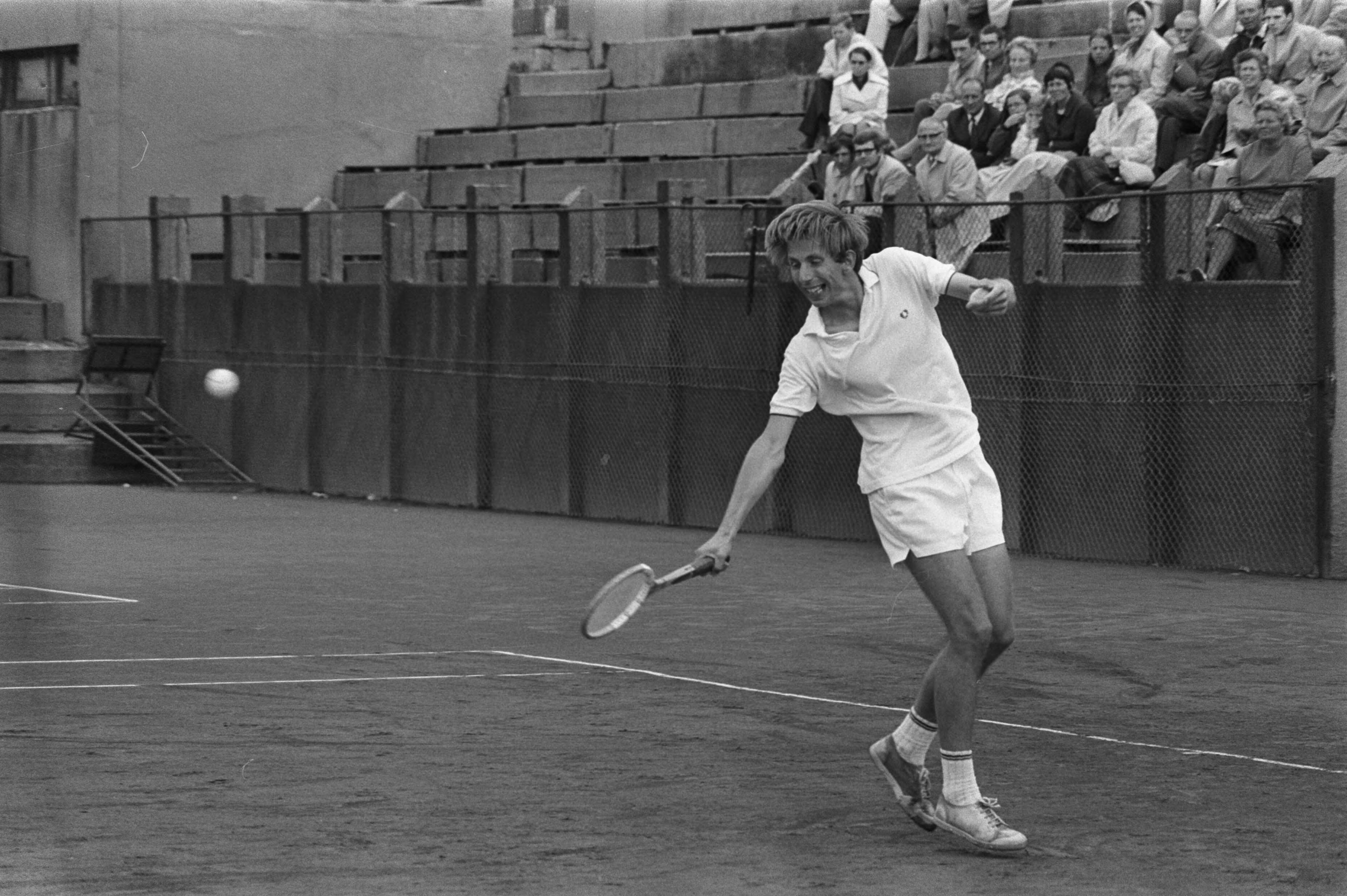 Fotocollectie Anefo — Nationale kampioenschappen, Scheveningen, vervolg 237490; Schneider in aktie — Foto: Mieremet, Rob / Anefo. Licentie: Set B: Rechtenvrij / Publiek Domein. Bron: Nationaal Archief. http://hdl.handle.net/10648/aba00362-d0b4-102d-bcf8-003048976d84
