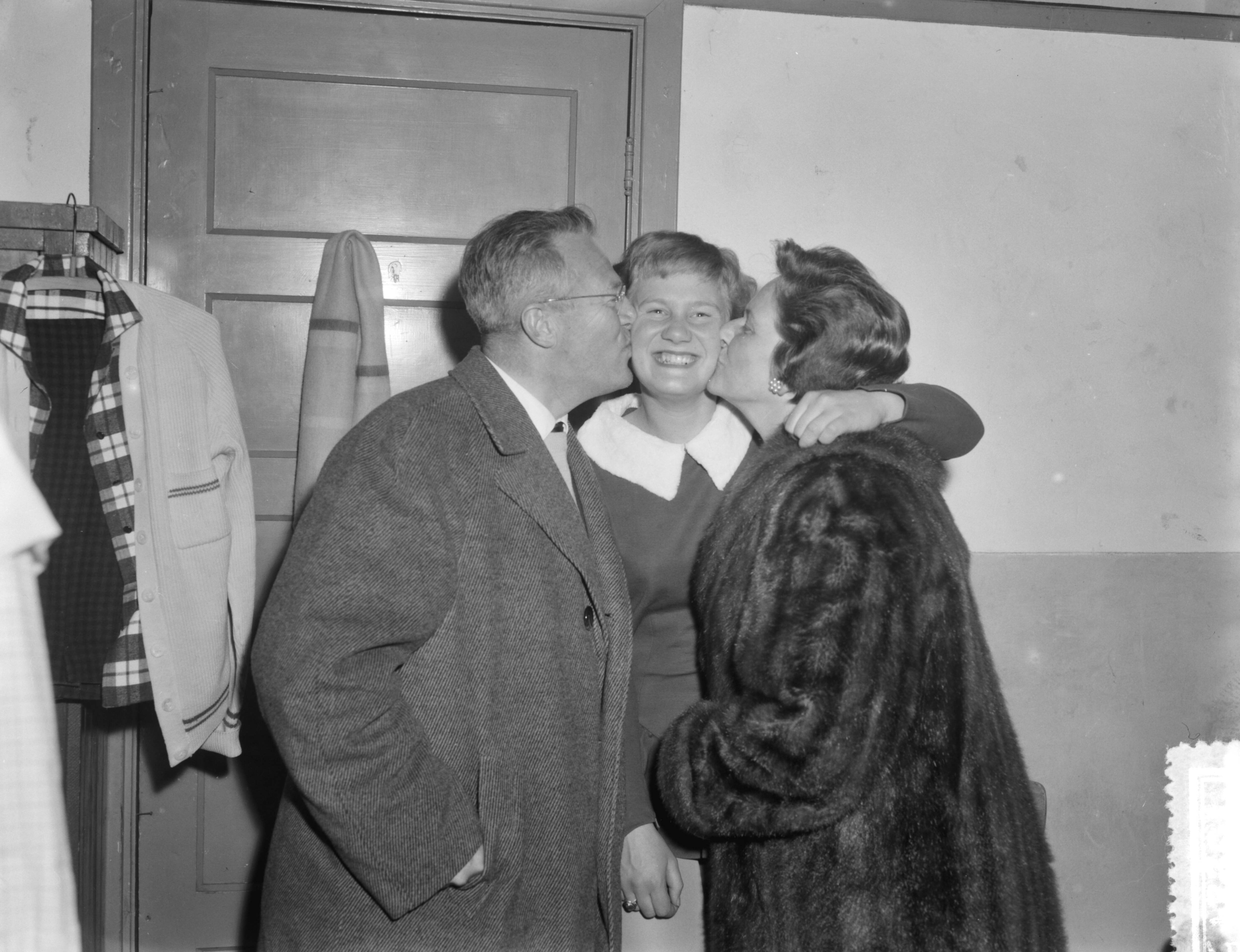 Fotocollectie Anefo — Nationale kampioenschappen kunstrijden op de schaats op de Hokij te Den Haag, Sjoukje Dijkstra, wordt gekust door haar ouders — Foto: Rossem, Wim van / Anefo. Licentie: Set B: Rechtenvrij / Publiek Domein. Bron: Nationaal Archief. http://hdl.handle.net/10648/a98fb568-d0b4-102d-bcf8-003048976d84