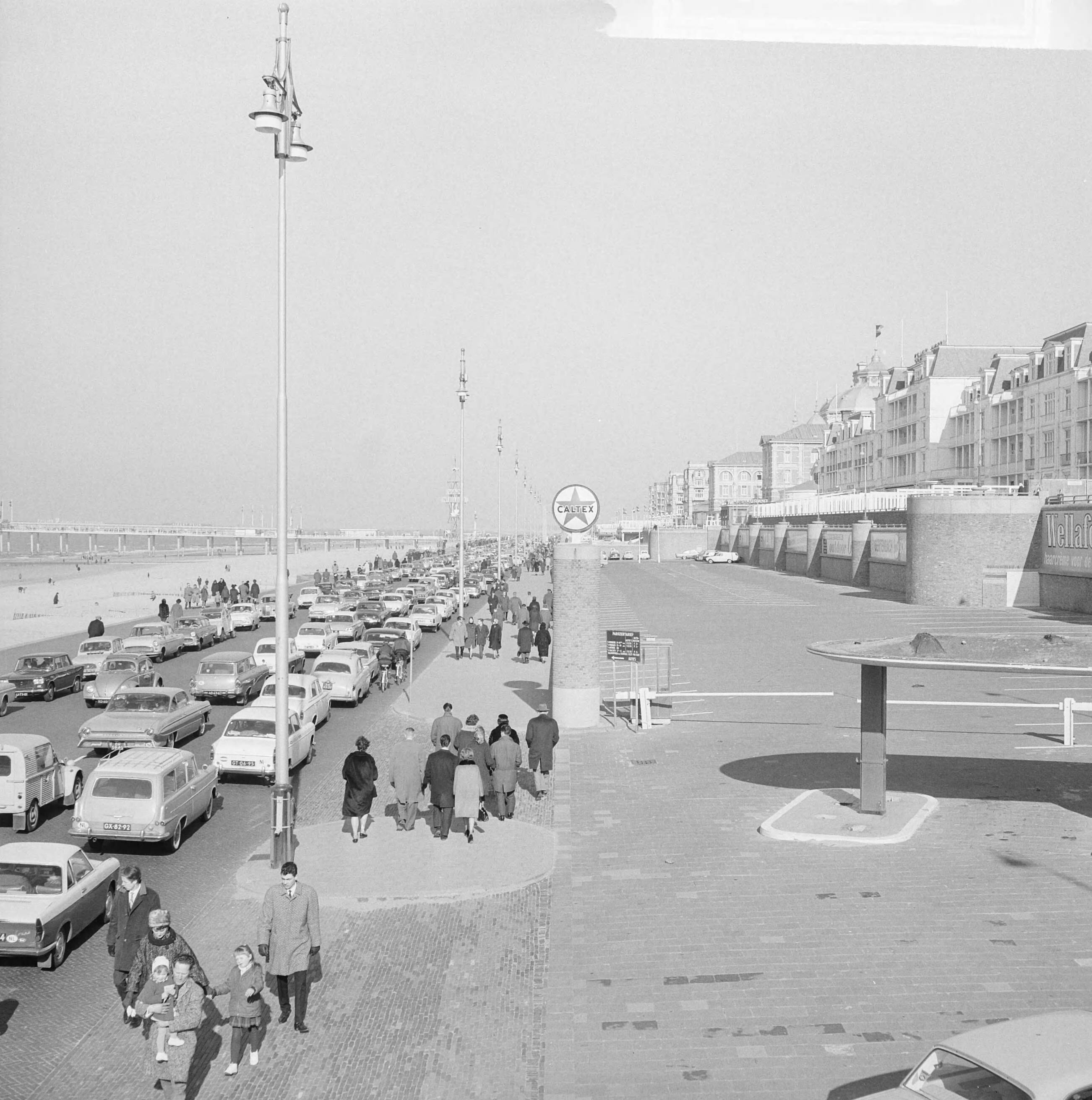 Fotocollectie Anefo — Boulevard Scheveningen vol met "opuittrekkenden" bij warm weer — Foto: Smulders, Jean / Anefo. Licentie: Set B: Rechtenvrij / Publiek Domein. Bron: Nationaal Archief. http://hdl.handle.net/10648/aa60aaa6-d0b4-102d-bcf8-003048976d84