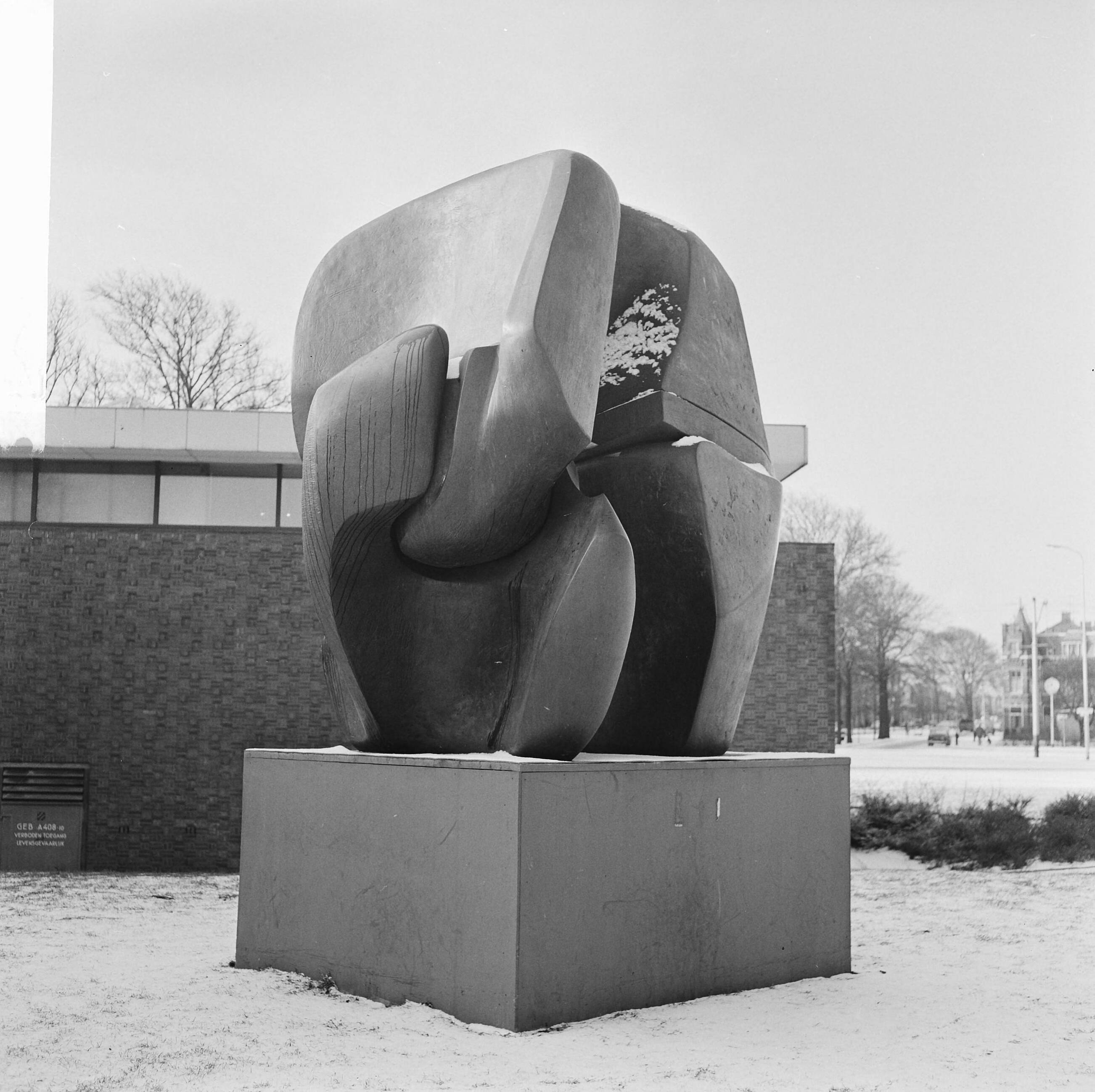 Fotocollectie Anefo — Opdracht KRO, beeld van Henry Moore te Den Haag — Foto: Voets, Jan / Anefo. Licentie: Set B: Rechtenvrij / Publiek Domein. Bron: Nationaal Archief. http://hdl.handle.net/10648/aad691da-d0b4-102d-bcf8-003048976d84