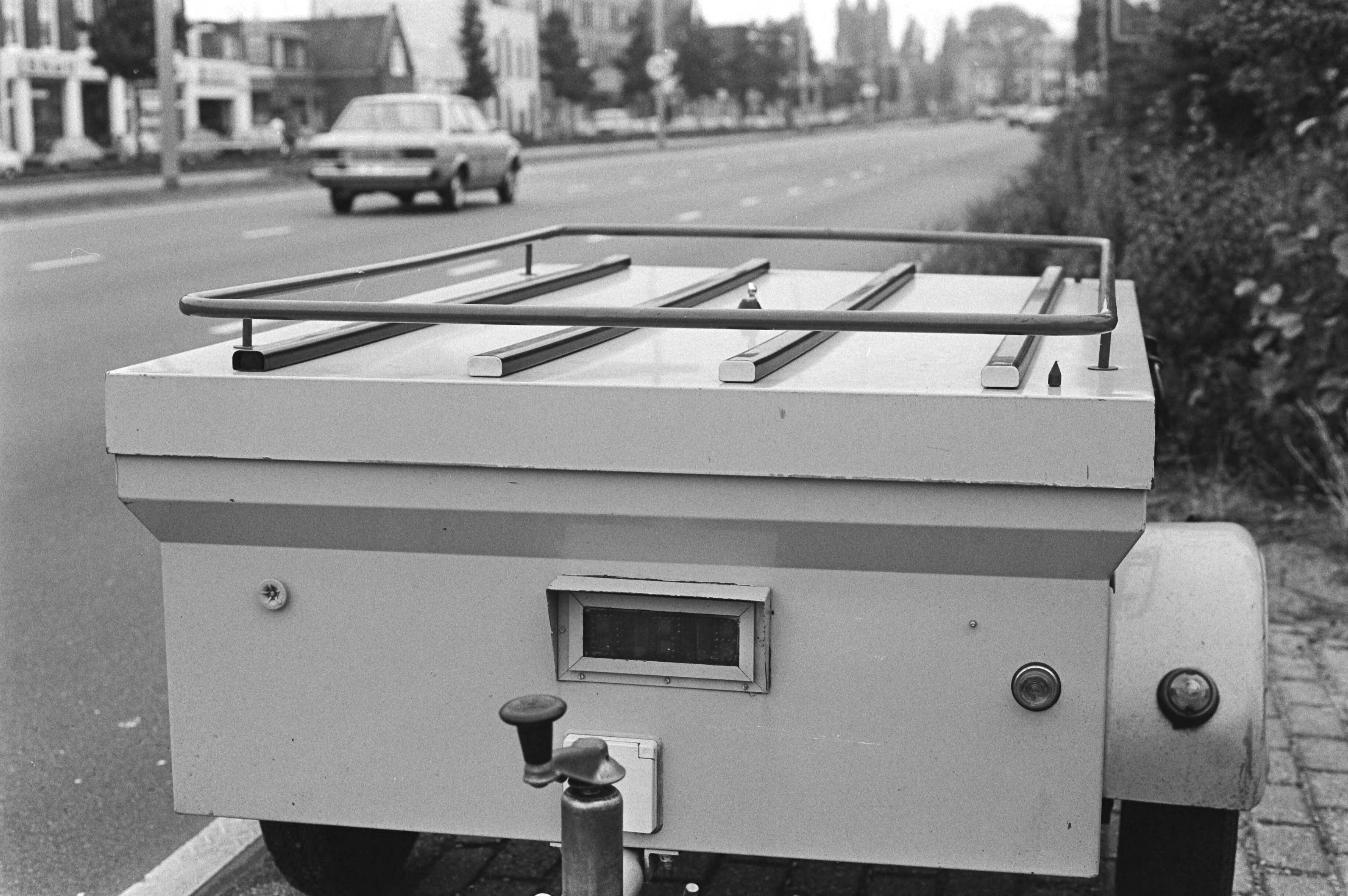 Snelheidscontrole in een kampeeraanhanger door de Haarlemse politie — Kijkgat voor de snelheidsmeter — Foto: Dijk, Hans van / Anefo. Licentie: Set B: Rechtenvrij / Publiek Domein. Bron: Nationaal Archief. http://hdl.handle.net/10648/ad012b14-d0b4-102d-bcf8-003048976d84