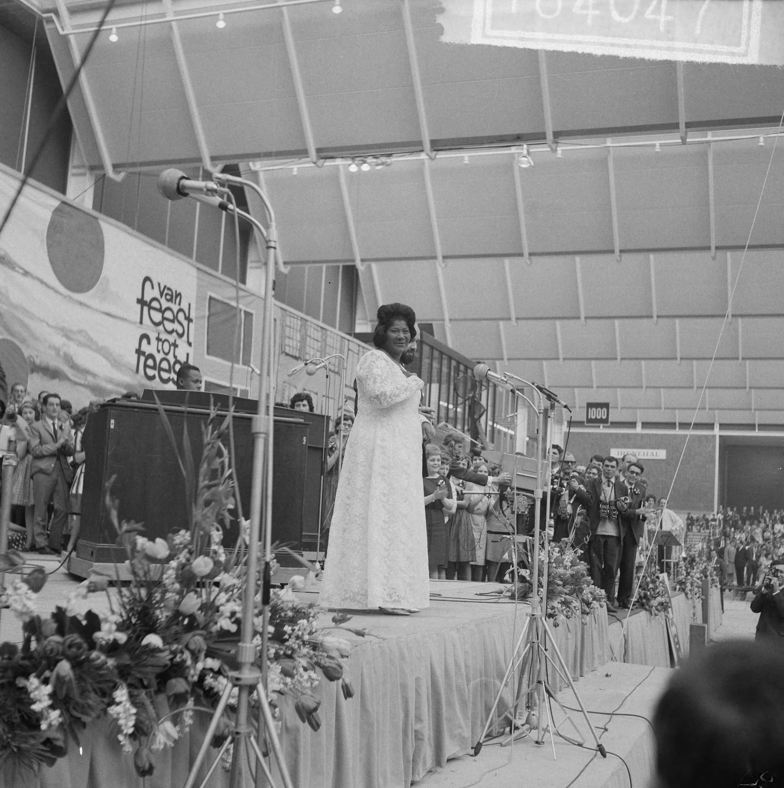 Fotocollectie Anefo — Mahalia Jackson trad op in de Irenehal in Utrecht bij de jeugdmanifestatie "Jeugd en Bijbel" — Foto: Gelderen, Hugo van / Anefo. Licentie: Set B: Rechtenvrij / Publiek Domein. Bron: Nationaal Archief. http://hdl.handle.net/10648/aa681480-d0b4-102d-bcf8-003048976d84