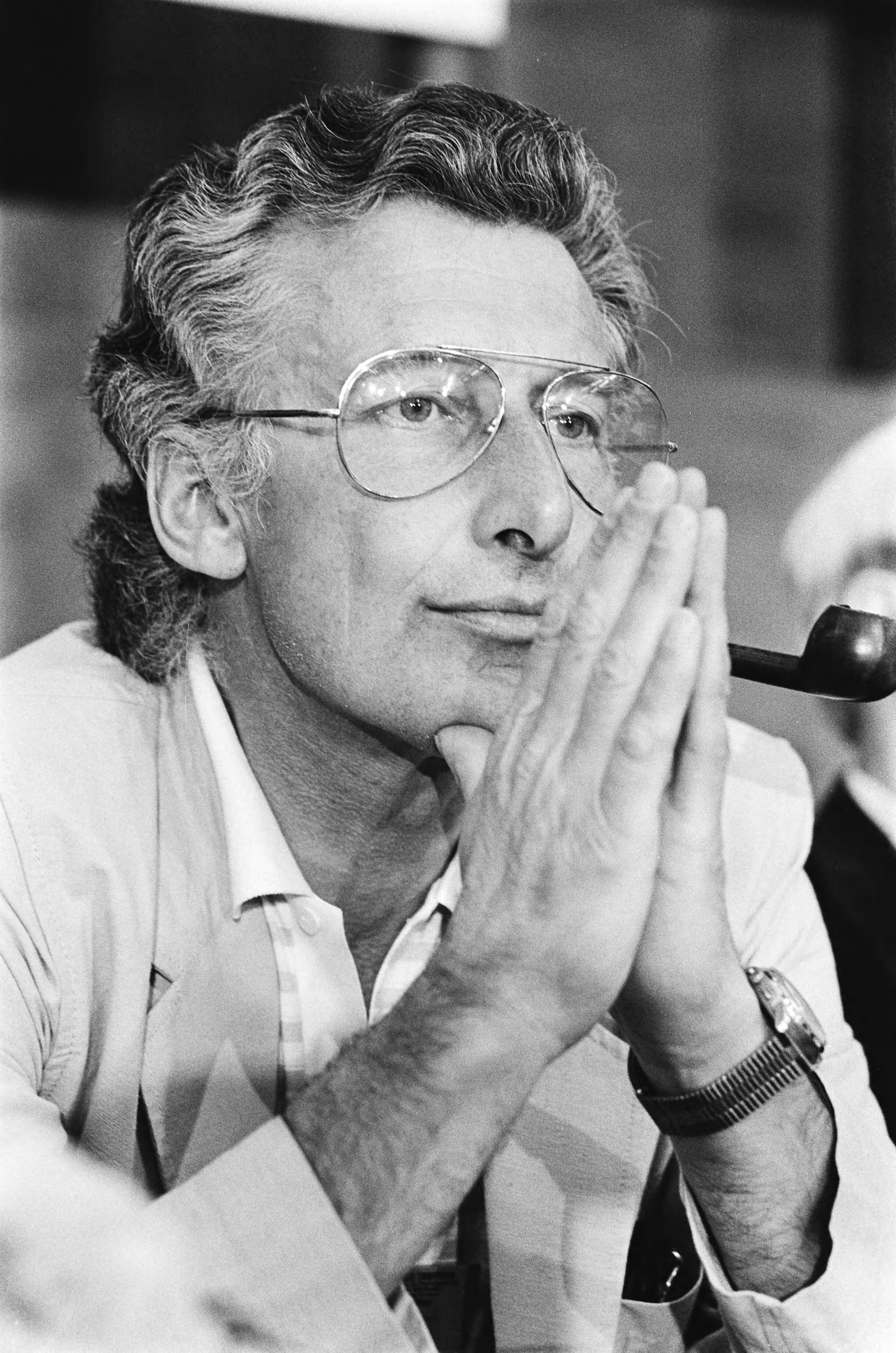 Fotocollectie Anefo — Europese conferentie van schrijvers "Haagse Treffen" in Kurhaus te Scheveningen; Harry Mulisch , close (no.13 l. — Foto: Antonisse, Marcel / Anefo. Licentie: Set B: Rechtenvrij / Publiek Domein. Bron: Nationaal Archief. http://hdl.handle.net/10648/ad185bc2-d0b4-102d-bcf8-003048976d84