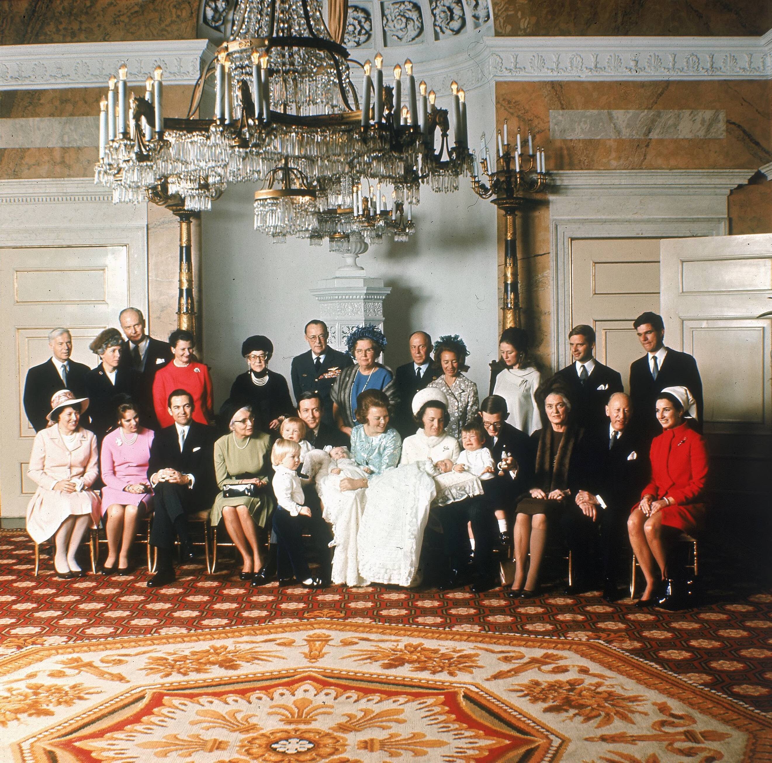 Fotocollectie RVD / Koninklijk Huis — Doop prins Constantijn en prins Bernhard jr. Foto met familie en genodigden: koningin Juliana, prins Bernhard, prinses Armgard, dhr van Vollenhoven sr., mw. Van Vollenhoven-Stuyling de Lange, mw. Gösta von Amsberg, prinses Beatrix, prins Claus, prinses Margriet, mr. Pieter van Vollenhoven, prins Maurits, prins Constantijn, prins Bernhard jr. koningin Anne-Marie en de doopgetuigen: Koning Constantijn, prins Aschwin zur Lippe-Biesterfeld, Baron Axel von dem Bussche-Streithorst, mevrouw drs. C.J.L.M. de Beaufort- Sickinge, dr. M. Kohnstam. Prins Bernhard, luitenant-generaal A.B. Wolff, mevrouw C.C.V. Evelein, geboren baronesse Bentinck, mejuffrouw J. Fleischmann en mr. J.C.L. Baron Van Boetzelaer in paleis Soestdijk, zaterdag 21 februari 1970 — Foto: Koot, Max / RVD. Licentie: Set B: Rechtenvrij / Publiek Domein. Bron: Nationaal Archief. http://hdl.handle.net/10648/afb489b4-d0b4-102d-bcf8-003048976d84