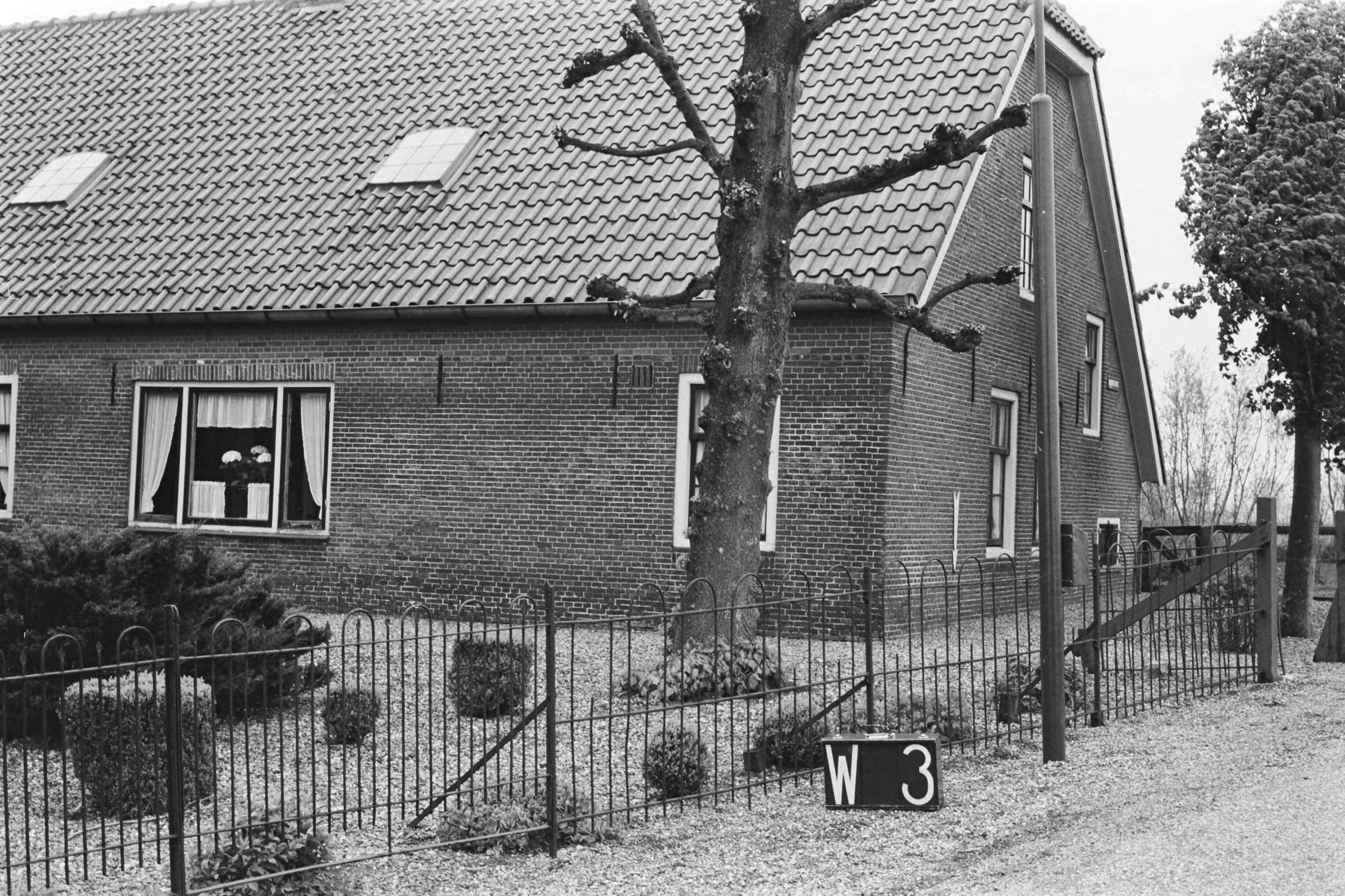 Vaste Punten Cultuurtechnische Dienst — Huis te Woubrugge (ruilverkaveling Veenderpolder) — Foto: Fotograaf Onbekend / Heidemij. Licentie: Set B: Rechtenvrij / Publiek Domein. Bron: Nationaal Archief. http://hdl.handle.net/10648/ae97f354-d0b4-102d-bcf8-003048976d84