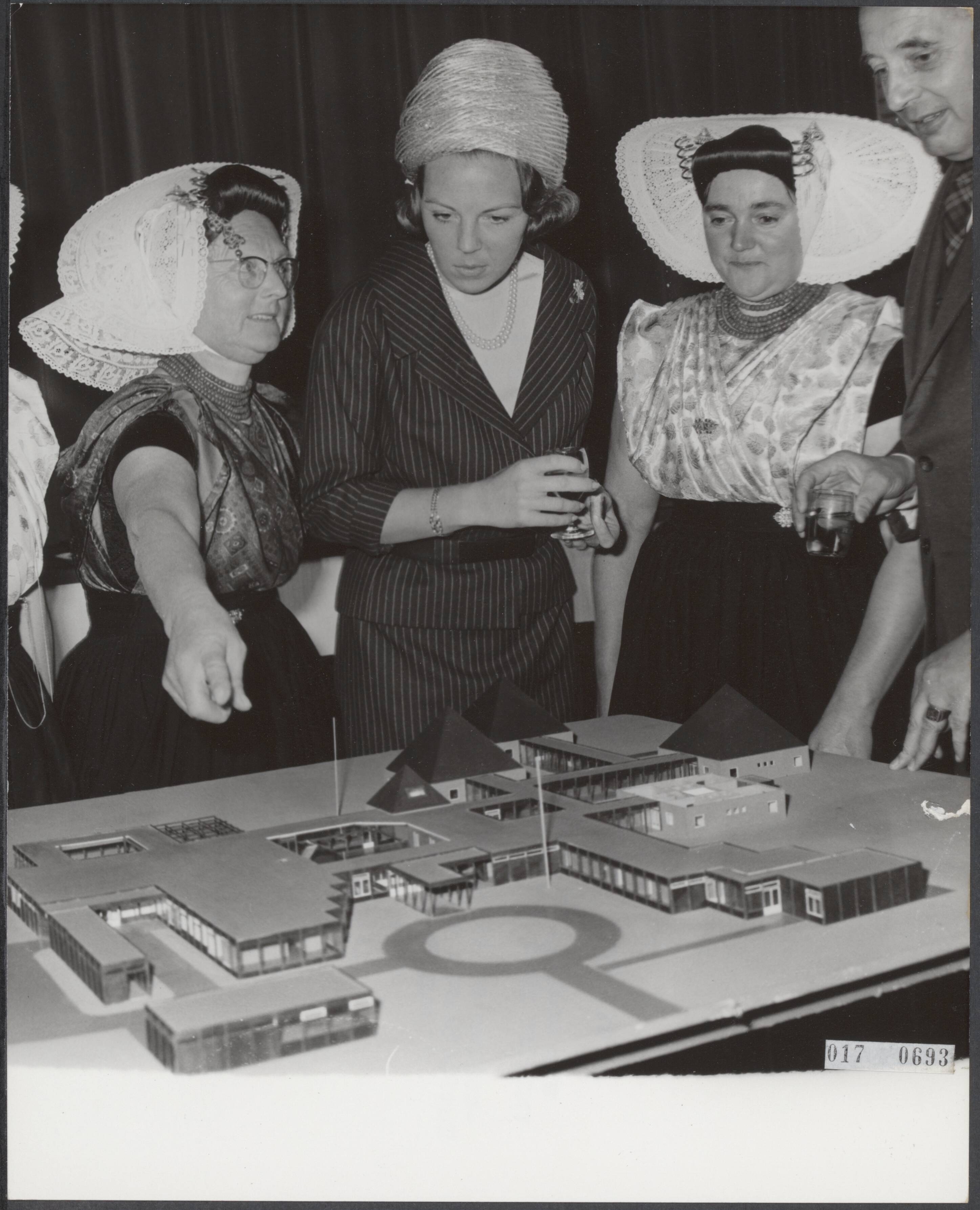 Fotocollectie Elsevier Binnenland — Eerste steenlegging van het te bouwen centrum voor jongeren "Het Zilveren Schor" te Arnemuiden, bijgewoond door prinses Beatrix. Ze laat zich door een paar Arnemuidense ingezetenen de maquette uitleggen van het nieuw te bouwen centrum — Foto: Nijs, Jac. de / Anefo. Licentie: Set B: Rechtenvrij / Publiek Domein. Bron: Nationaal Archief. http://hdl.handle.net/10648/adbeb756-d0b4-102d-bcf8-003048976d84