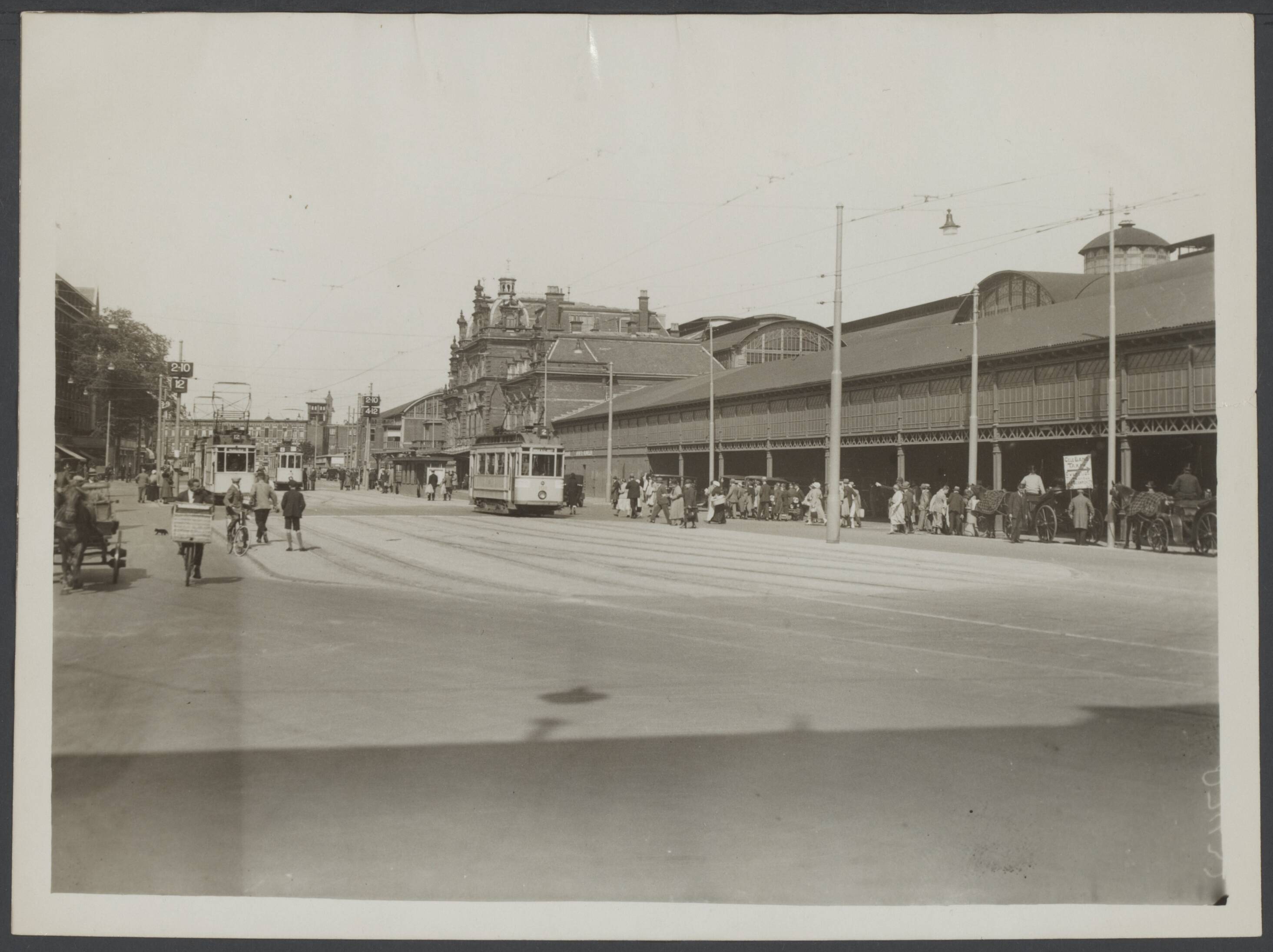 Stationsgebouwen - Nederland — Station Den Haag Hollands Spoor — Foto: N.V. Vereenigde Fotobureaux. Licentie: Set B: Rechtenvrij / Publiek Domein. Bron: Nationaal Archief. http://hdl.handle.net/10648/6b78fb60-eaa2-7a94-1110-798ede8da217