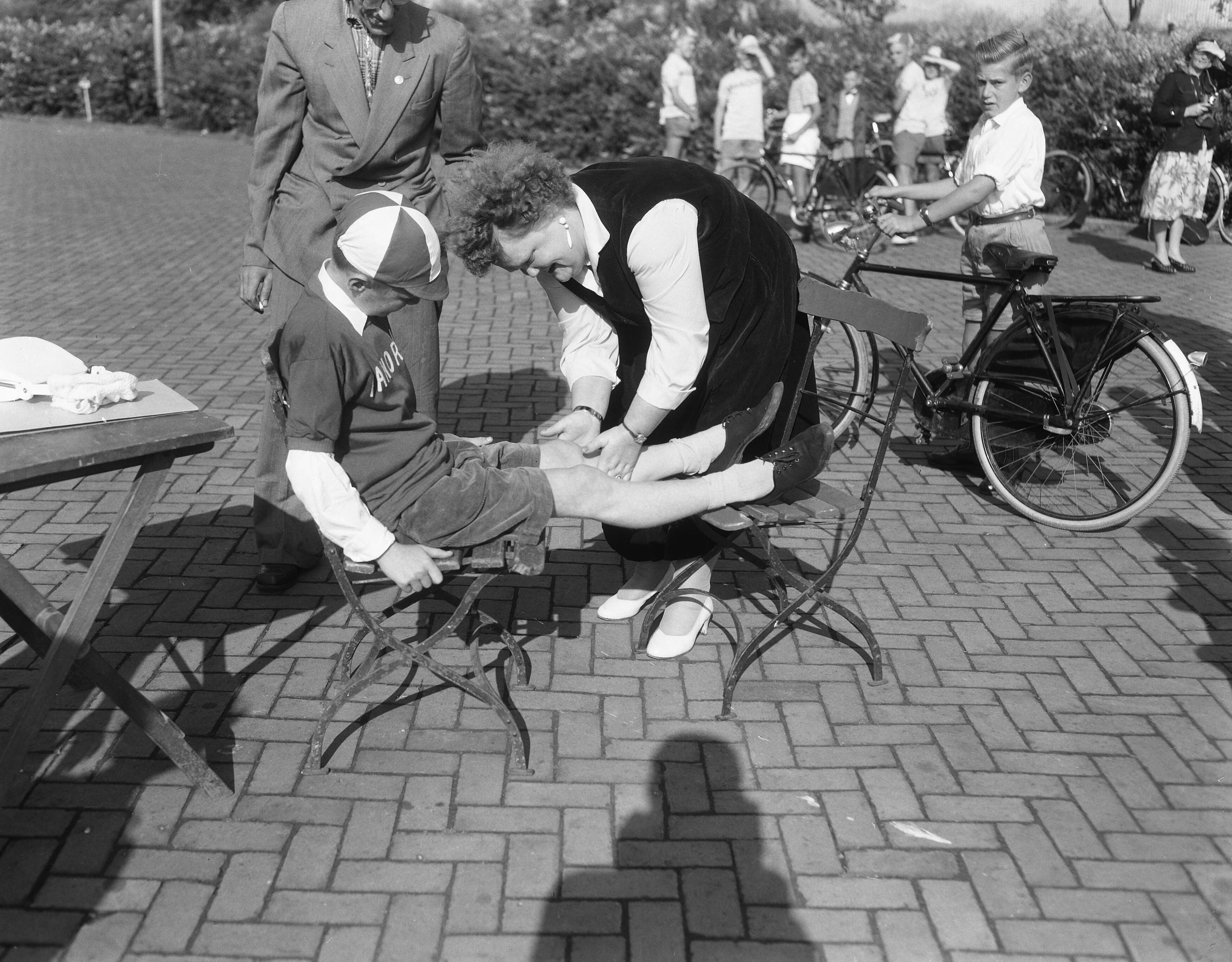 Fotocollectie Anefo — Start 3e Haarlemse Muggenronde. 14-jarige Frans Sternhuis wordt gemasseerd door moeder — Foto: Pot, Harry / Anefo. Licentie: Set B: Rechtenvrij / Publiek Domein. Bron: Nationaal Archief. http://hdl.handle.net/10648/a966b12c-d0b4-102d-bcf8-003048976d84