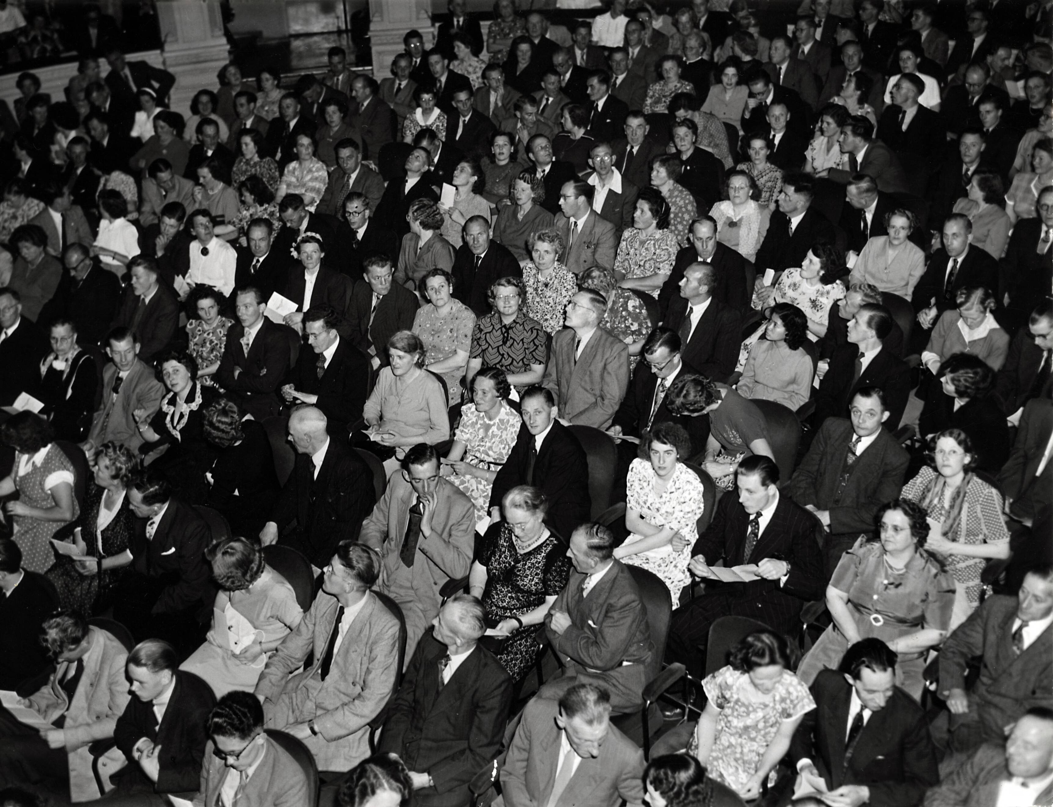 Drukkerij Spaarnestad — [40-jarig jubileum N.V. De Spaarnestad] [feestavond in de Stadsschouwburg] — Foto: Fotograaf Onbekend / Fotobureau onbekend / Spaarnestad Photo (05887). Licentie: Set B: Rechtenvrij / Publiek Domein. Bron: Nationaal Archief. http://hdl.handle.net/10648/35429da6-3a16-a382-e063-6df0900a6686