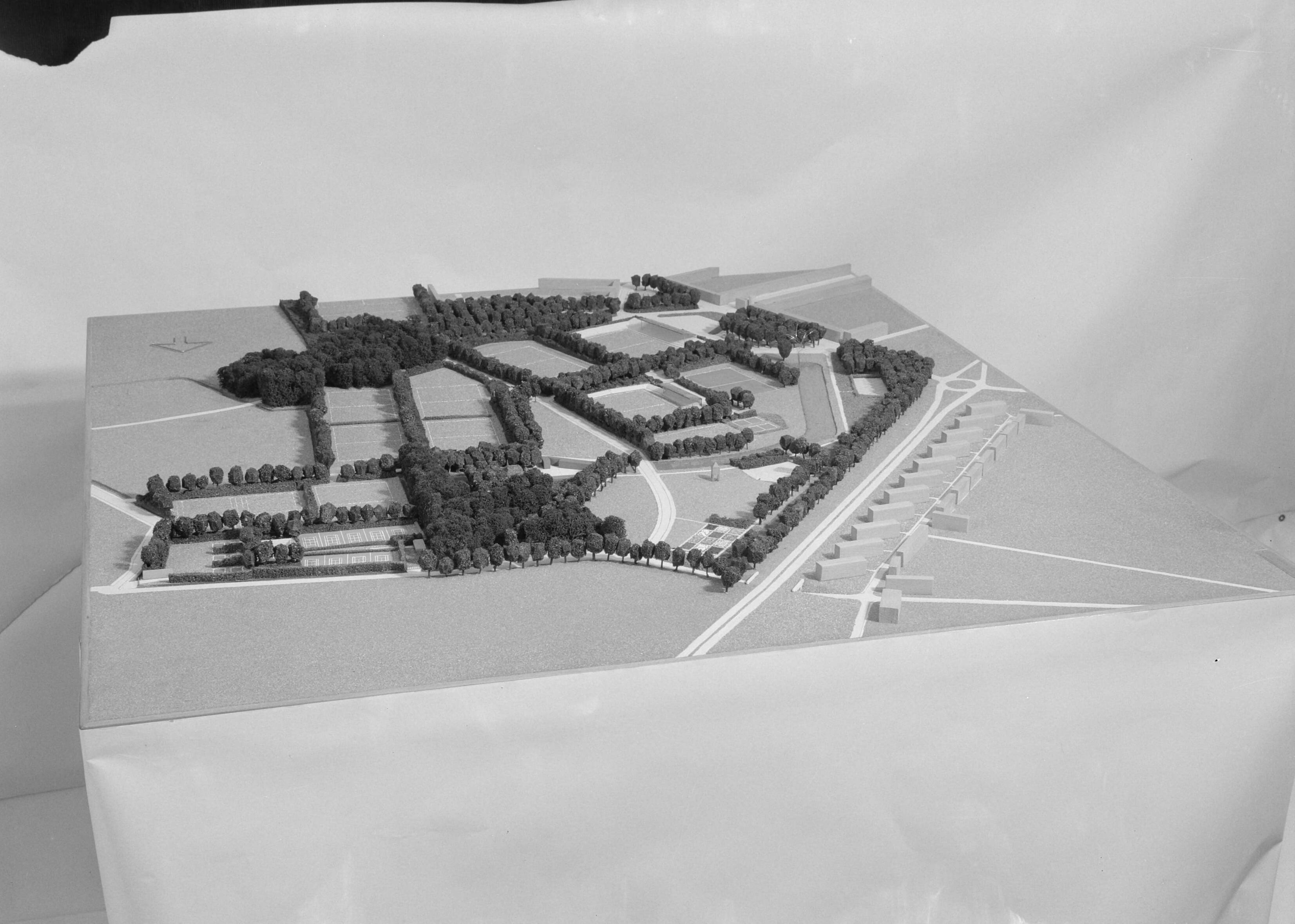 Fotocollectie Nederlandse Heidemaatschappij — Maquette recreatiecentrum Maastricht — Foto: Nijhof, [...] / Heidemij. Licentie: Set B: Rechtenvrij / Publiek Domein. Bron: Nationaal Archief. http://hdl.handle.net/10648/ae7868b8-d0b4-102d-bcf8-003048976d84