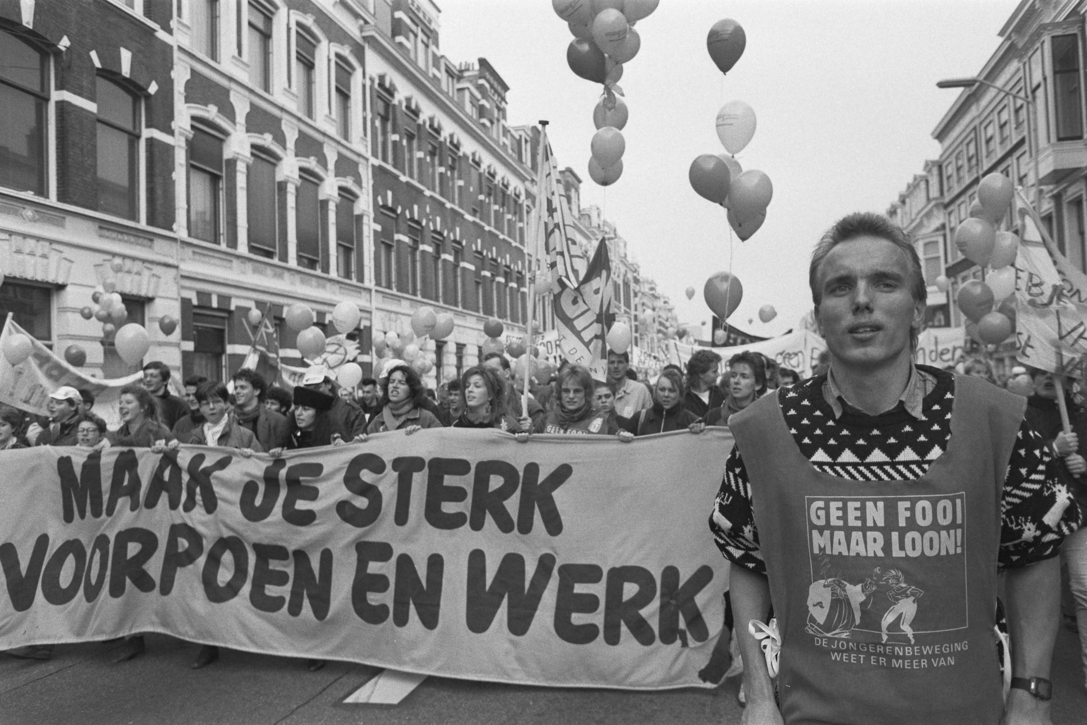 Fotocollectie Anefo — Demonstratie jongeren "maak je sterk voor poen en werk" in Den Haag — Foto: Molendijk, Bart / Anefo. Licentie: Set B: Rechtenvrij / Publiek Domein. Bron: Nationaal Archief. http://hdl.handle.net/10648/ad65e7d4-d0b4-102d-bcf8-003048976d84