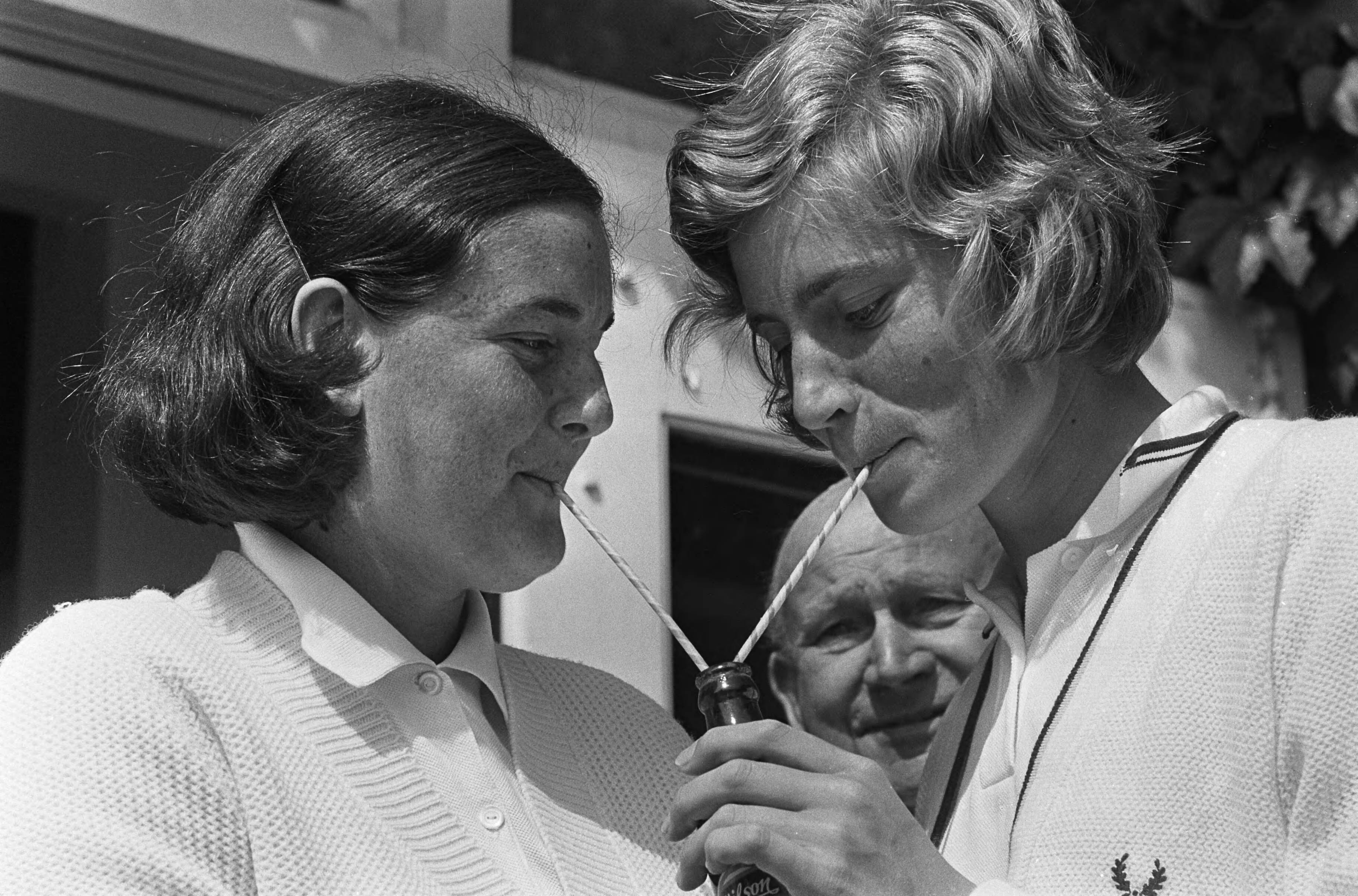 Fotocollectie Anefo — Nederlandse tenniskampioenschappen op de METS-banen te Scheveningen. Els Spruyt (links) en Trudy Groenman drinken met twee rietjes uit 1 flesje limonade — Foto: Koch, Eric / Anefo. Licentie: Set B: Rechtenvrij / Publiek Domein. Bron: Nationaal Archief. http://hdl.handle.net/10648/aaba6c9e-d0b4-102d-bcf8-003048976d84
