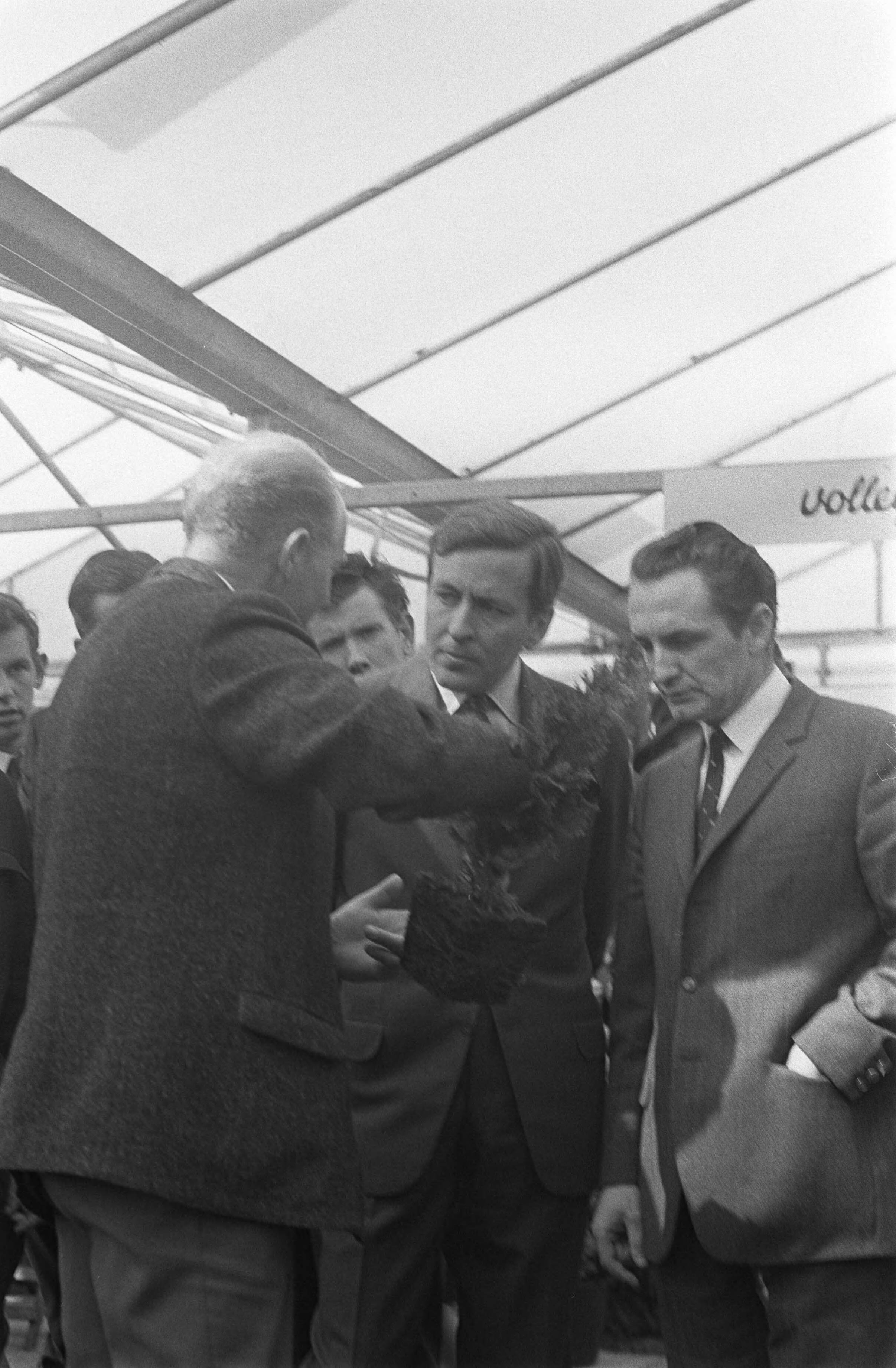Fotocollectie Anefo — HKH Prins Claus opent de 22e "Werktuigendagen" te Liempde Prins Claus tijdens rondgang — Foto: Mieremet, Rob / Anefo. Licentie: Set B: Rechtenvrij / Publiek Domein. Bron: Nationaal Archief. http://hdl.handle.net/10648/ab6841de-d0b4-102d-bcf8-003048976d84