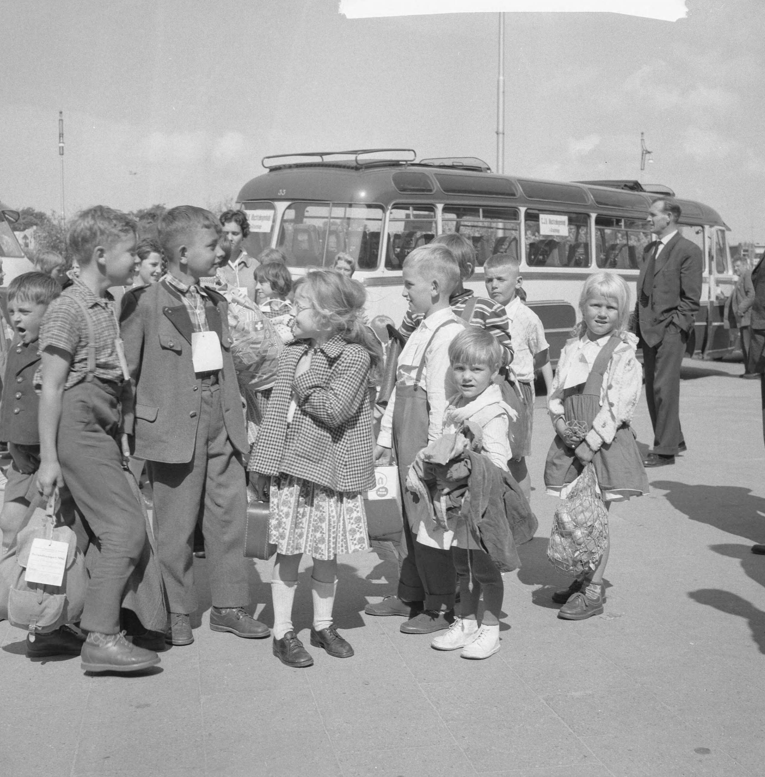 Fotocollectie Anefo — Vluchtelingenkinderen uit Oostenrijk en Duitsland op vakantie in Den Haag — Foto: Behrens, Herbert F. / Anefo. Licentie: Set B: Rechtenvrij / Publiek Domein. Bron: Nationaal Archief. http://hdl.handle.net/10648/a9b43208-d0b4-102d-bcf8-003048976d84