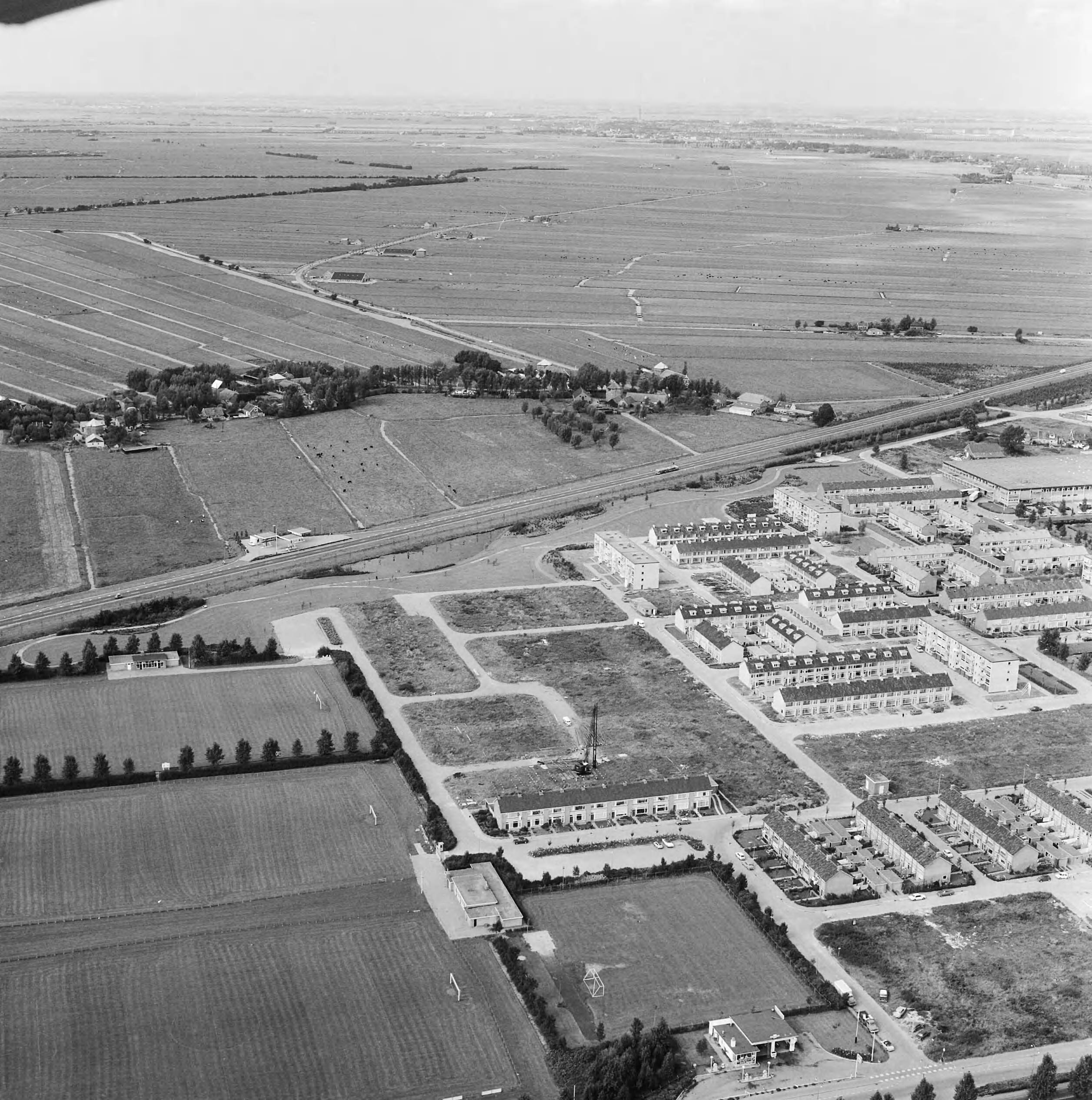 Fotocollectie Nederlandse Heidemaatschappij — Luchtopname. Uitbreidingsplan sportpark Bodegraven — Foto: Fotograaf Onbekend / Heidemij. Licentie: Set B: Rechtenvrij / Publiek Domein. Bron: Nationaal Archief. http://hdl.handle.net/10648/ae4fe820-d0b4-102d-bcf8-003048976d84