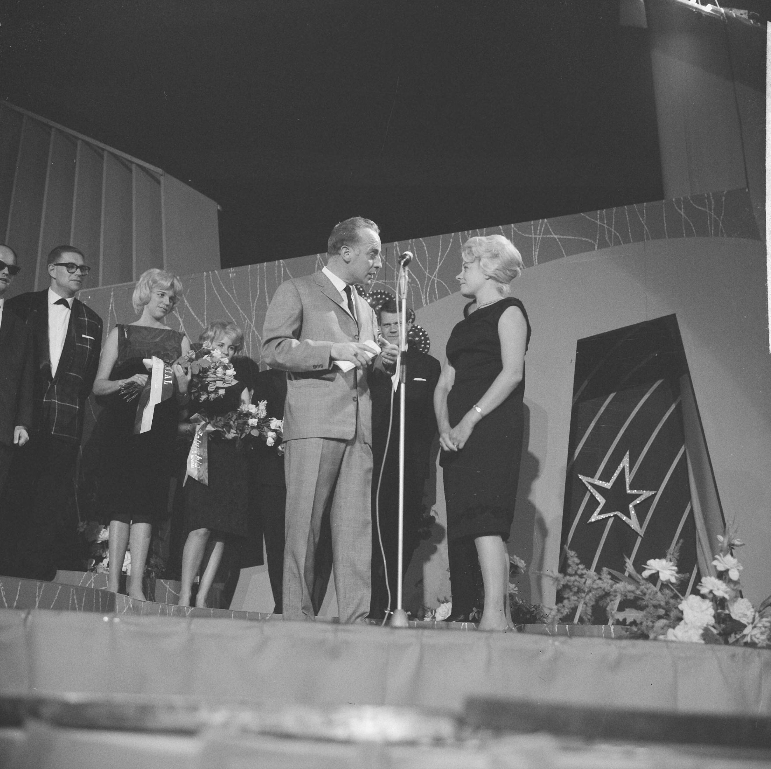 Grand Gala du Disque 1962 — Grand Gala du Disque , Wim Sonneveld met Thérèse Michielsen (mevr. Brel) — Foto: Koch, Eric / Anefo. Licentie: Set B: Rechtenvrij / Publiek Domein. Bron: Nationaal Archief. http://hdl.handle.net/10648/aa195cfa-d0b4-102d-bcf8-003048976d84