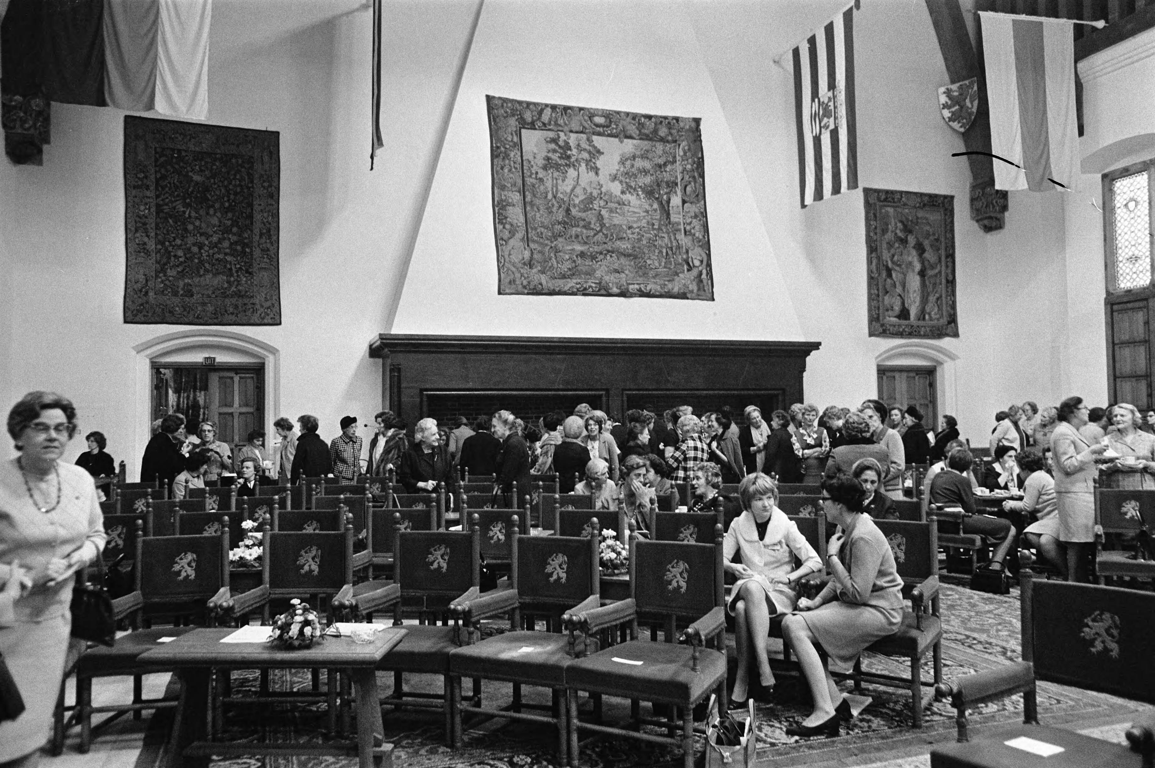 Fotocollectie Anefo — Koningin Juliana aanwezig bij Congres Nederlandse Vrouwen Comite in Ridderzaal Den Haag . Overzicht Ridderzaal — Foto: Mieremet, Rob / Anefo. Licentie: Set B: Rechtenvrij / Publiek Domein. Bron: Nationaal Archief. http://hdl.handle.net/10648/ab809ad6-d0b4-102d-bcf8-003048976d84